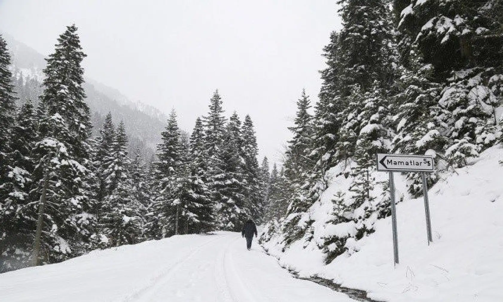 Yaralıgöz Dağı beyaz örtüsüyle görsel şölen sunuyor