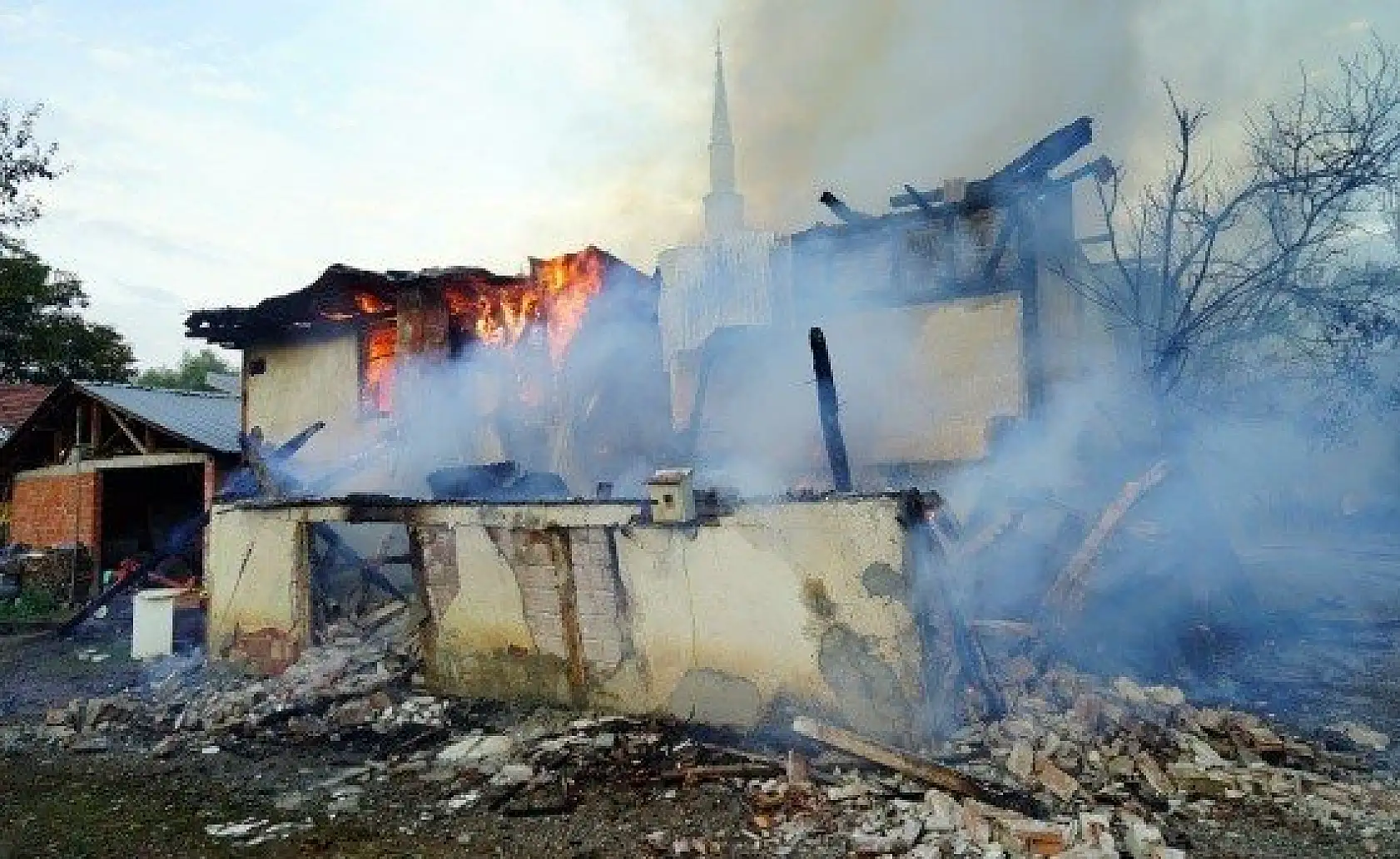 Kastamonu'da çıkan yangında iki aile evsiz kaldı