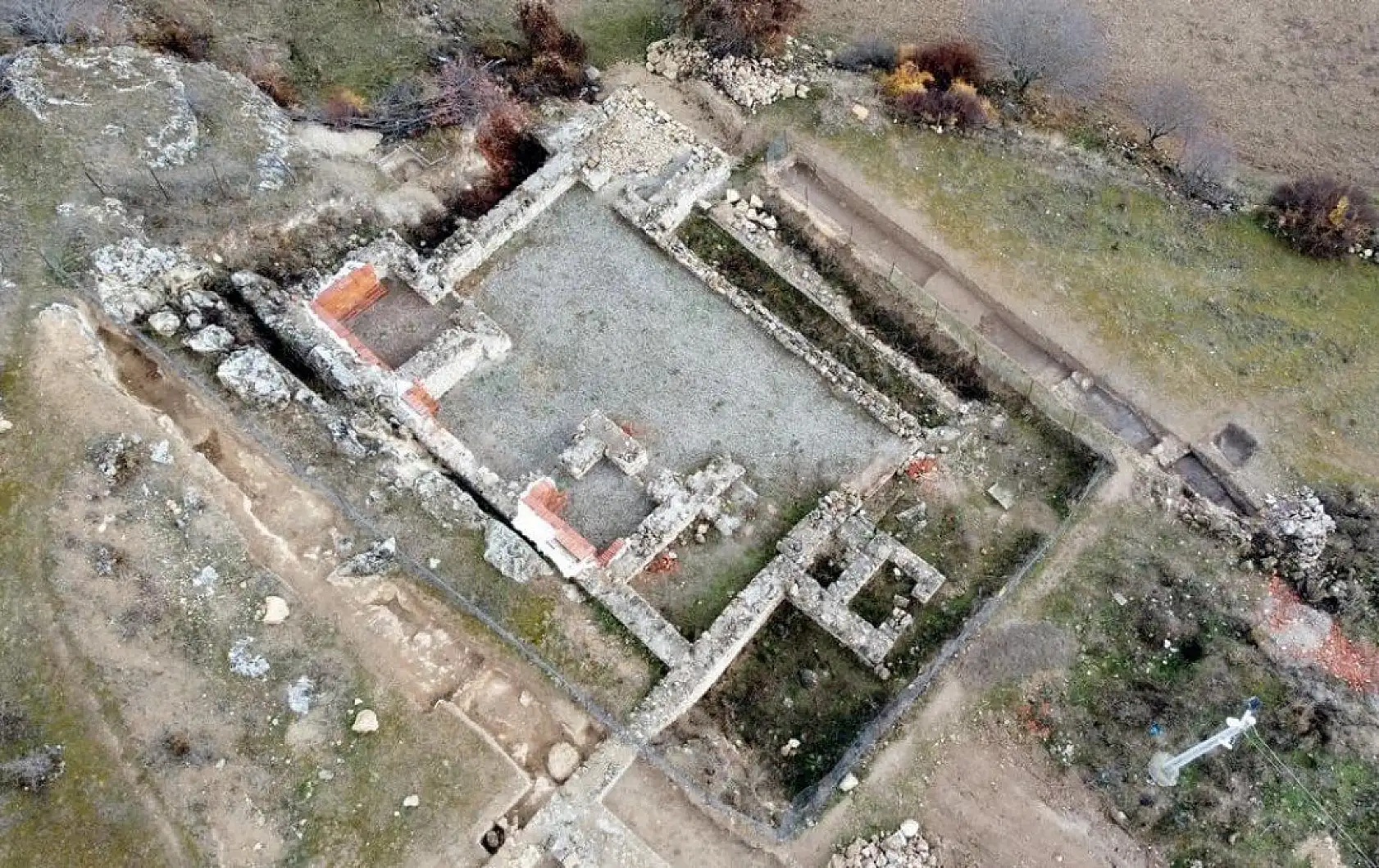 Mezardan 1800 yıllık 'ölü hediyeleri' çıktı