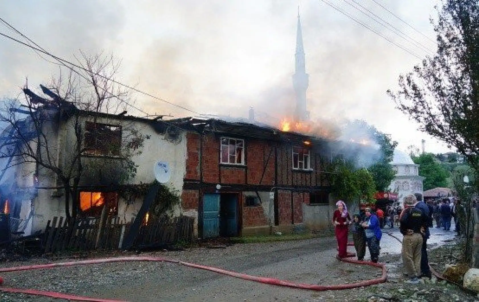 Kastamonu'da çıkan yangında iki aile evsiz kaldı
