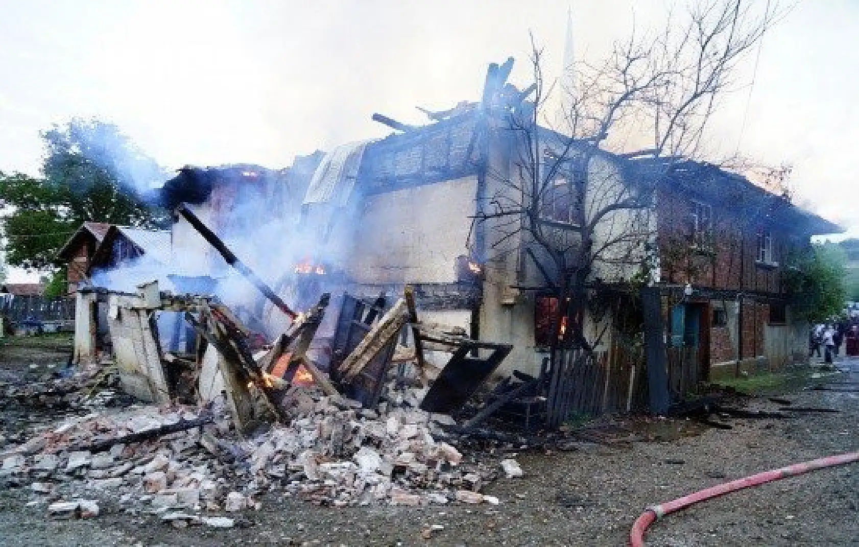 Kastamonu'da çıkan yangında iki aile evsiz kaldı