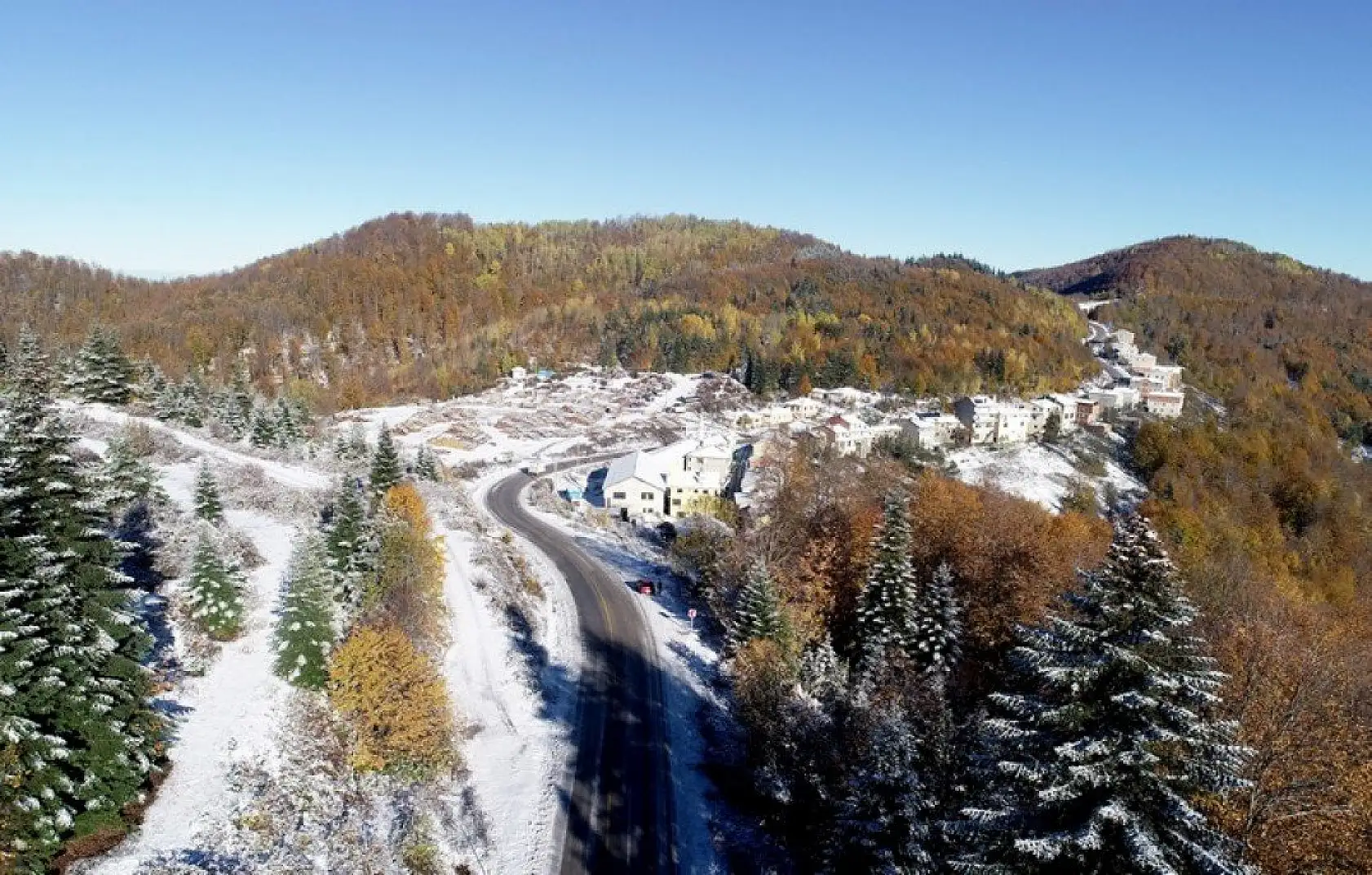 Küre Dağları'nın bir yanı sonbahar bir yanı kış