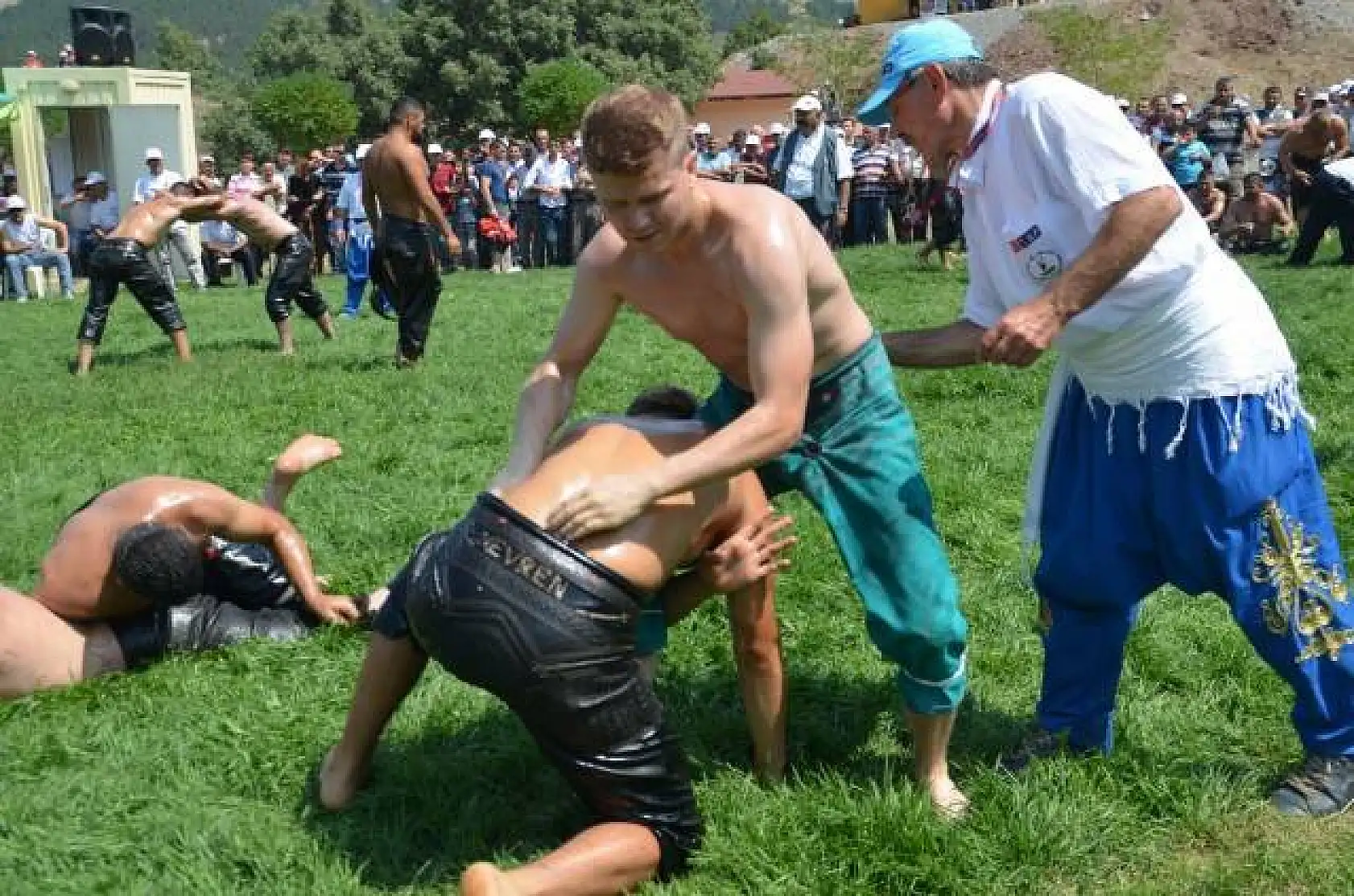 Türk ve İngiliz Güreşçiler er meydanında kapıştı