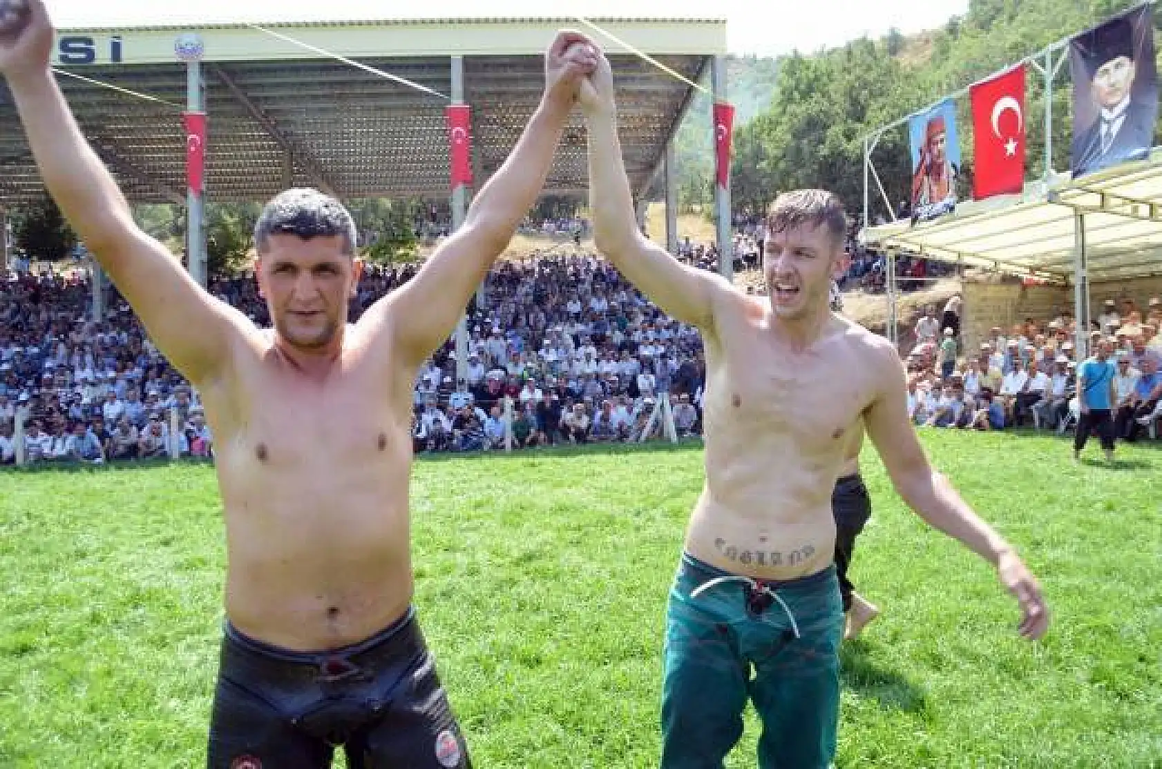 Türk ve İngiliz Güreşçiler er meydanında kapıştı