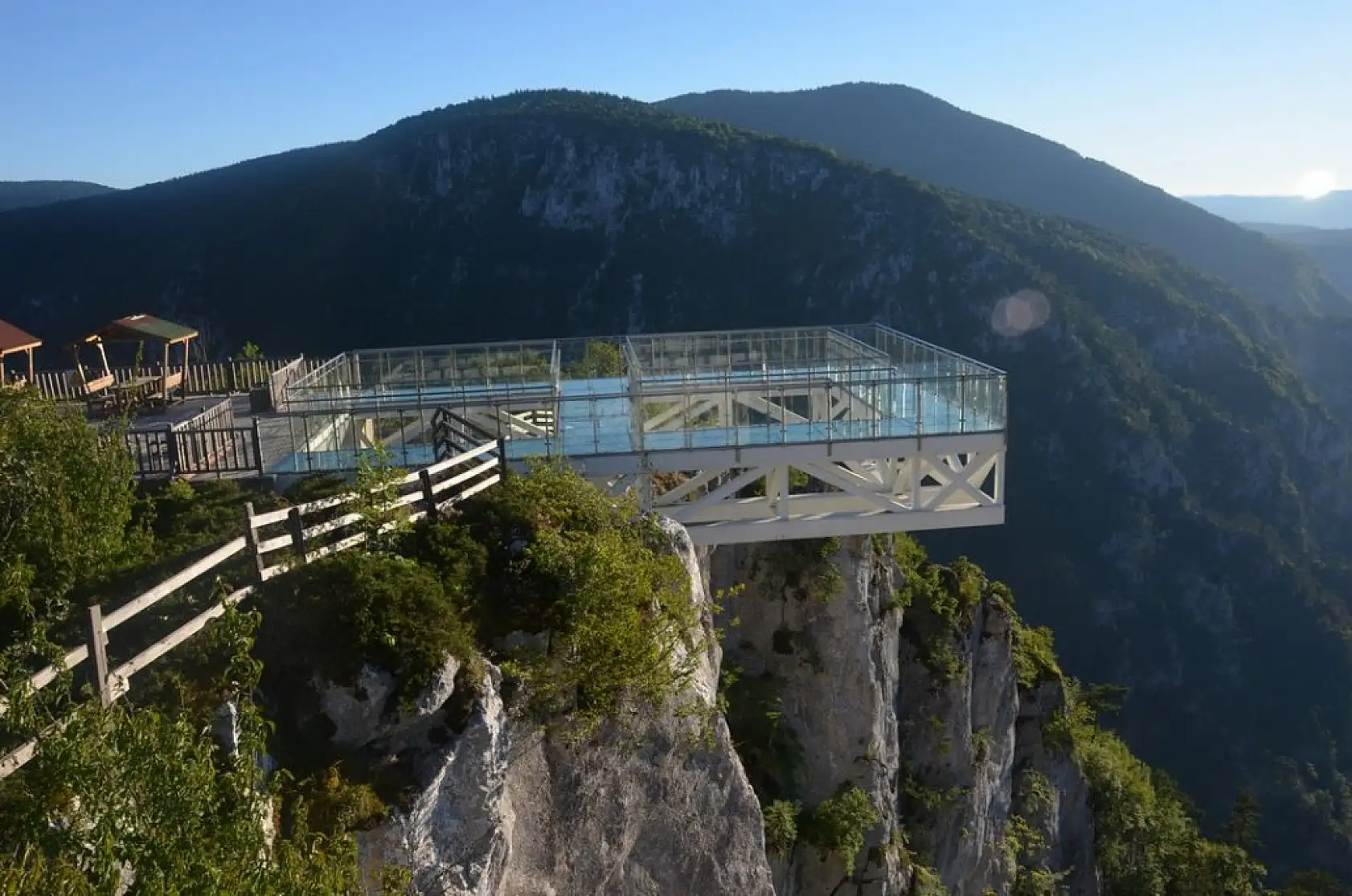 Çatak Kanyonu'ndaki cam teras nefesleri kesiyor