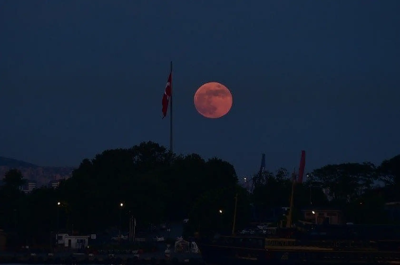 Ay tutulmasından kartpostallık kareler