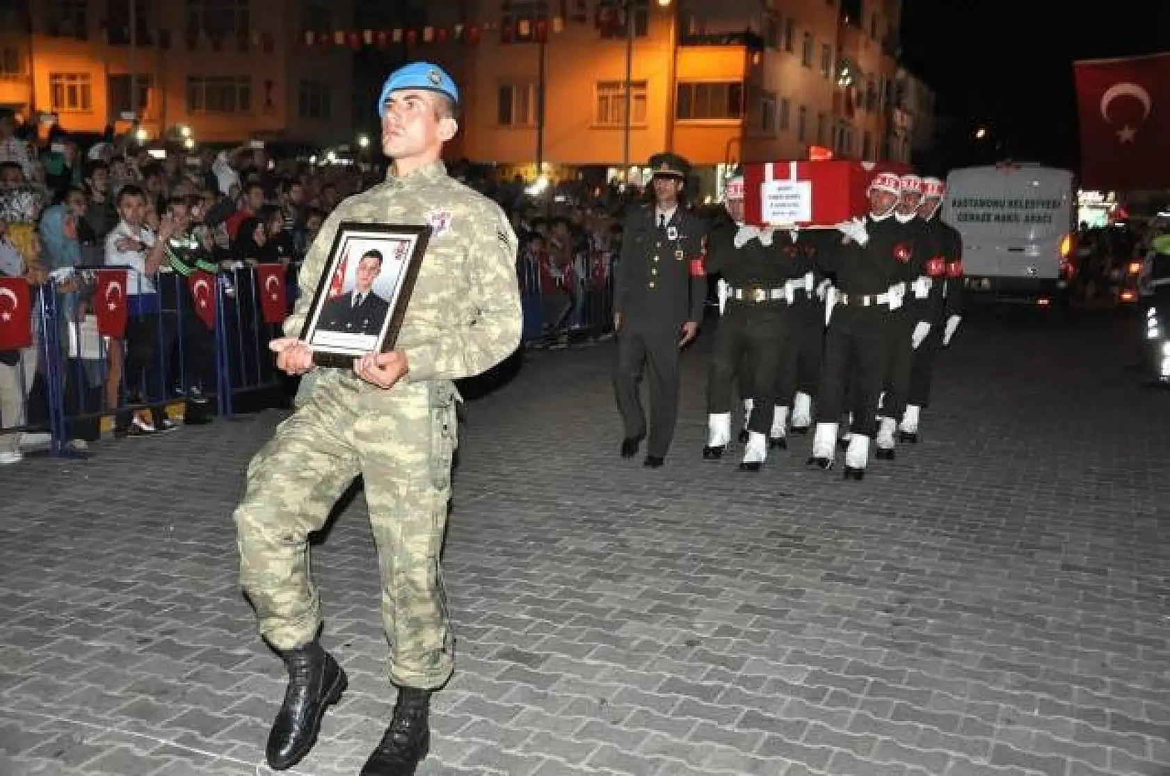 Şehit Ömer Şenel'i binlerce kişi uğurladı