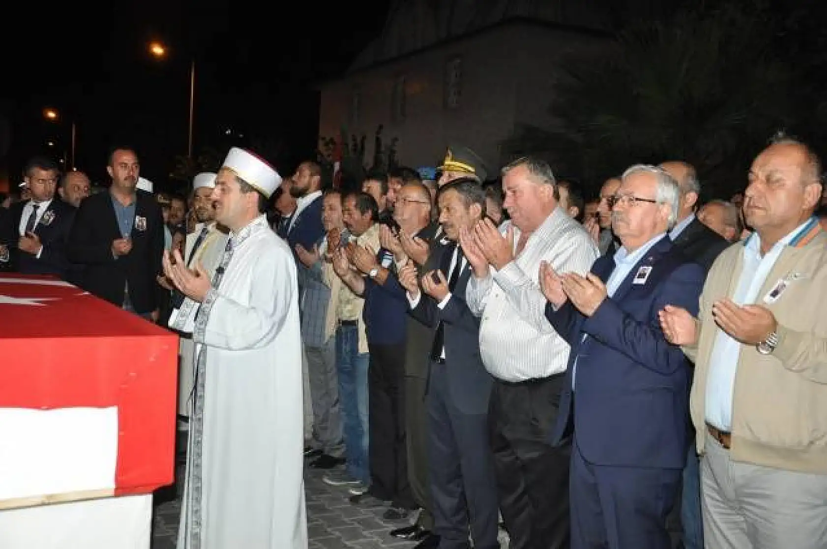 Şehit Ömer Şenel'i binlerce kişi uğurladı