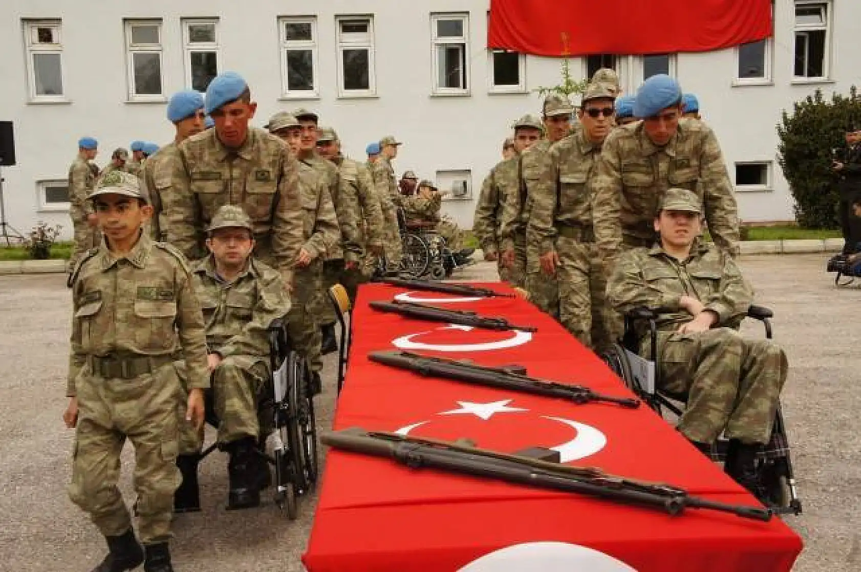 Engellilerin sembolik askerlik heyecanı