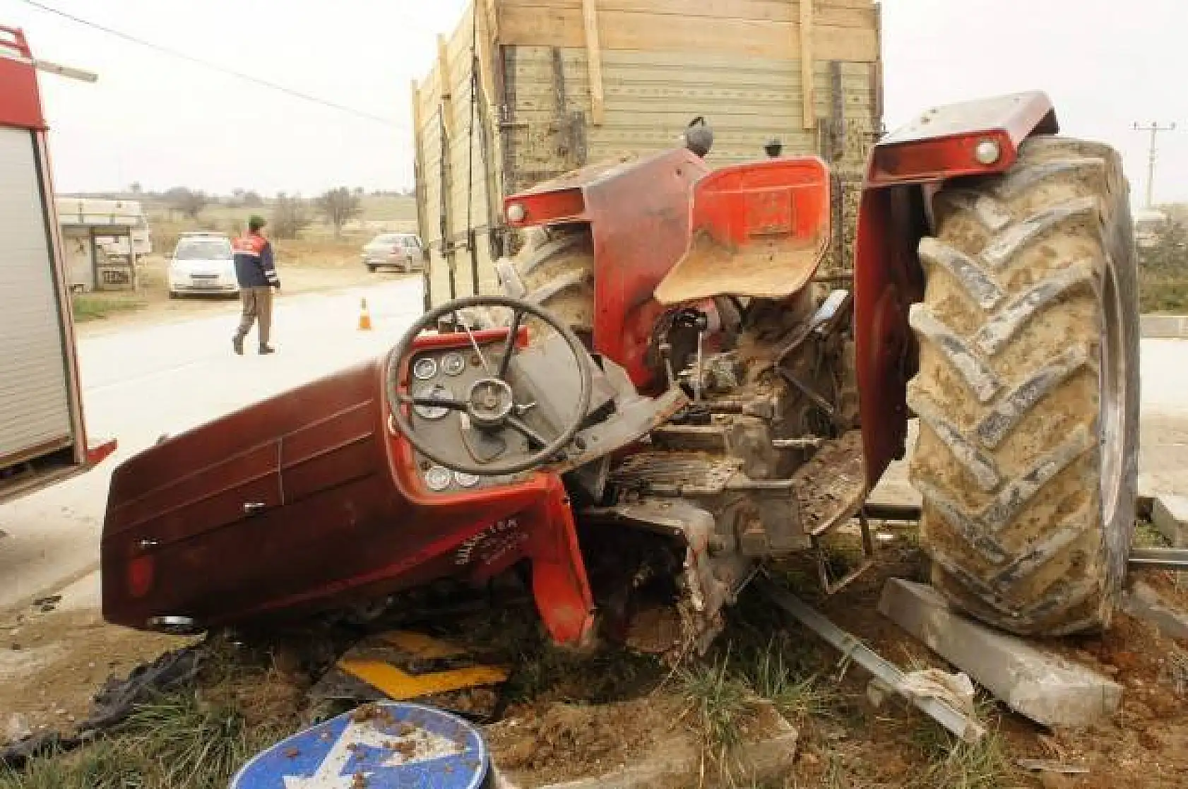 Otomobilin çarptığı traktör ikiye bölündü
