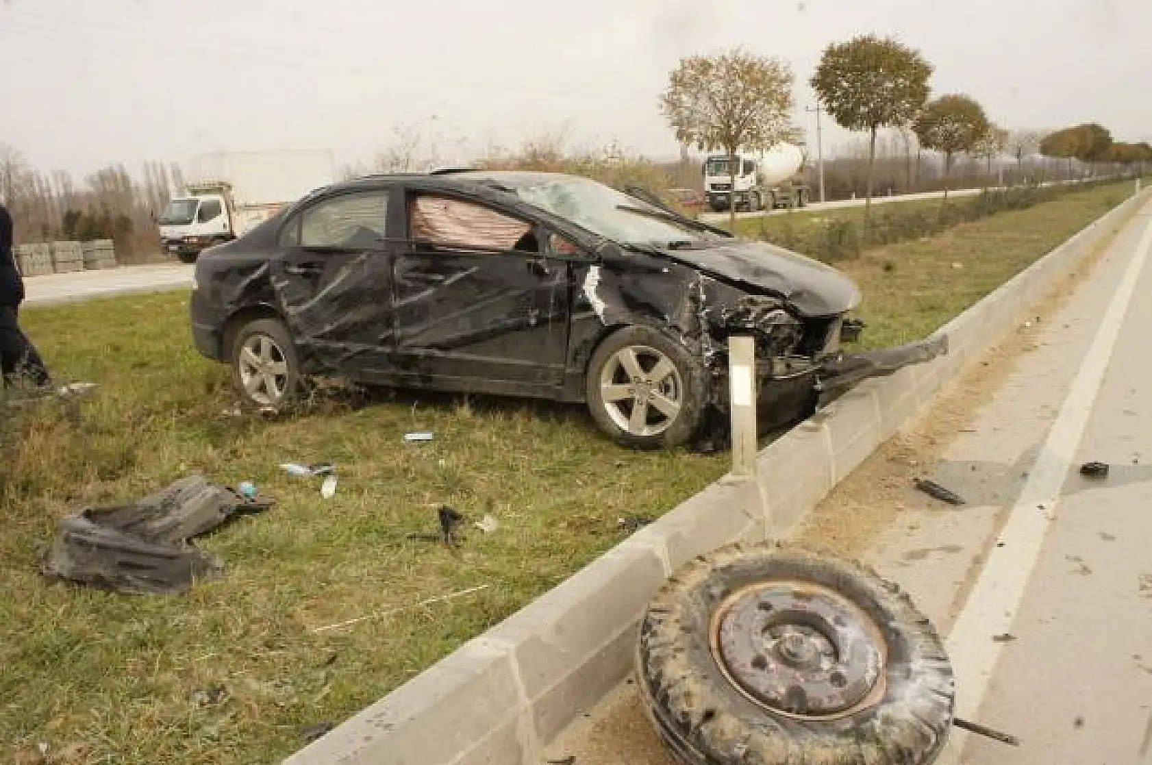 Otomobilin çarptığı traktör ikiye bölündü