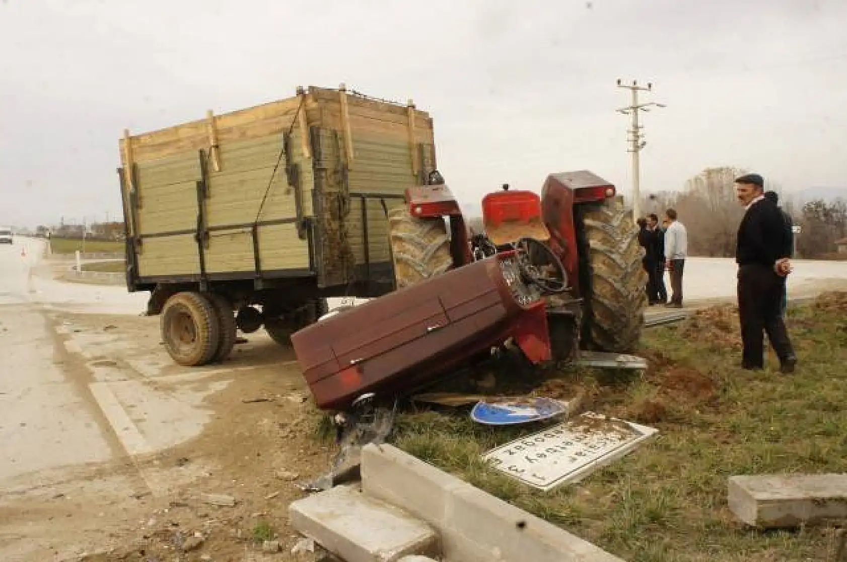 Otomobilin çarptığı traktör ikiye bölündü