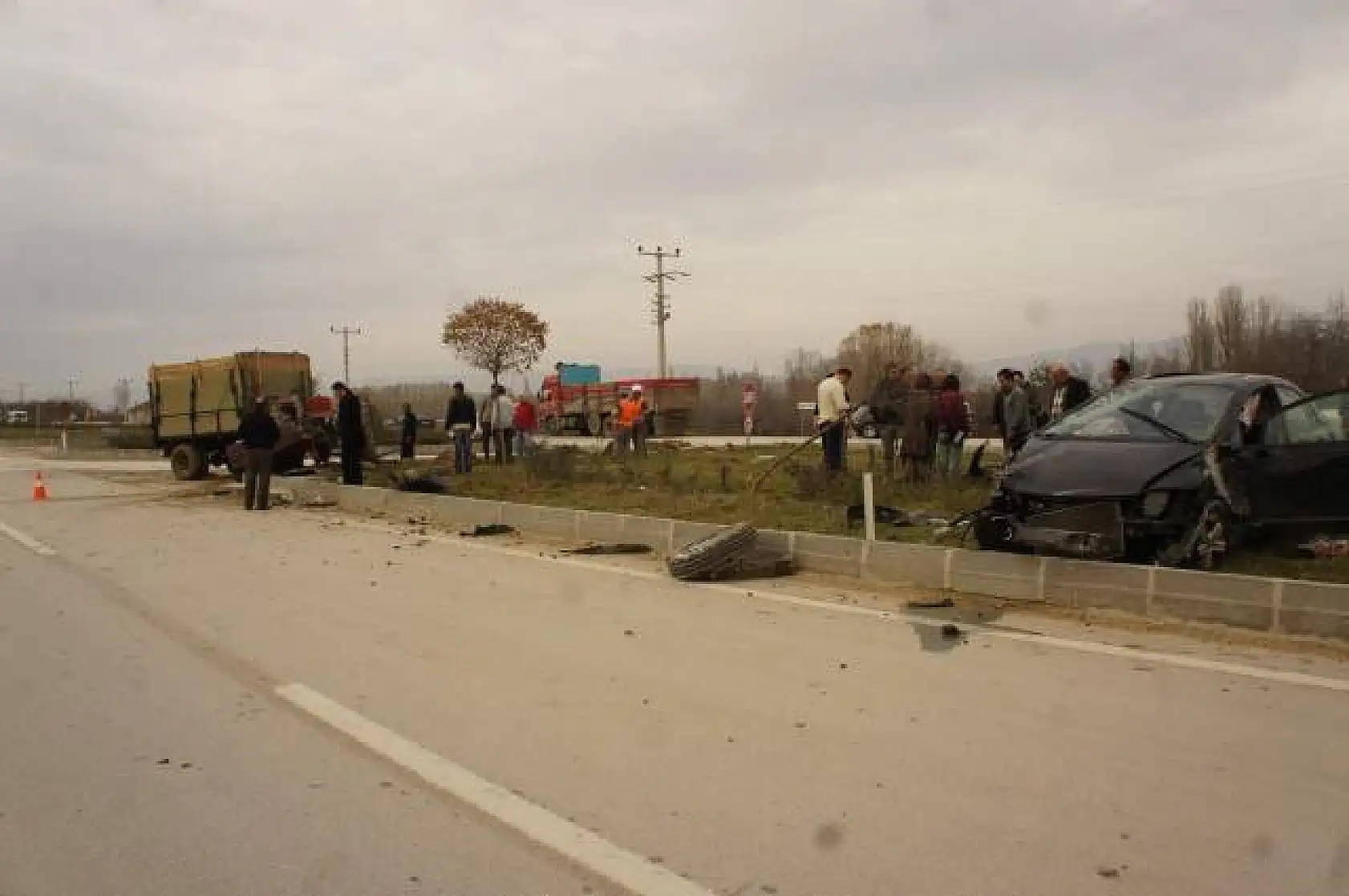 Otomobilin çarptığı traktör ikiye bölündü