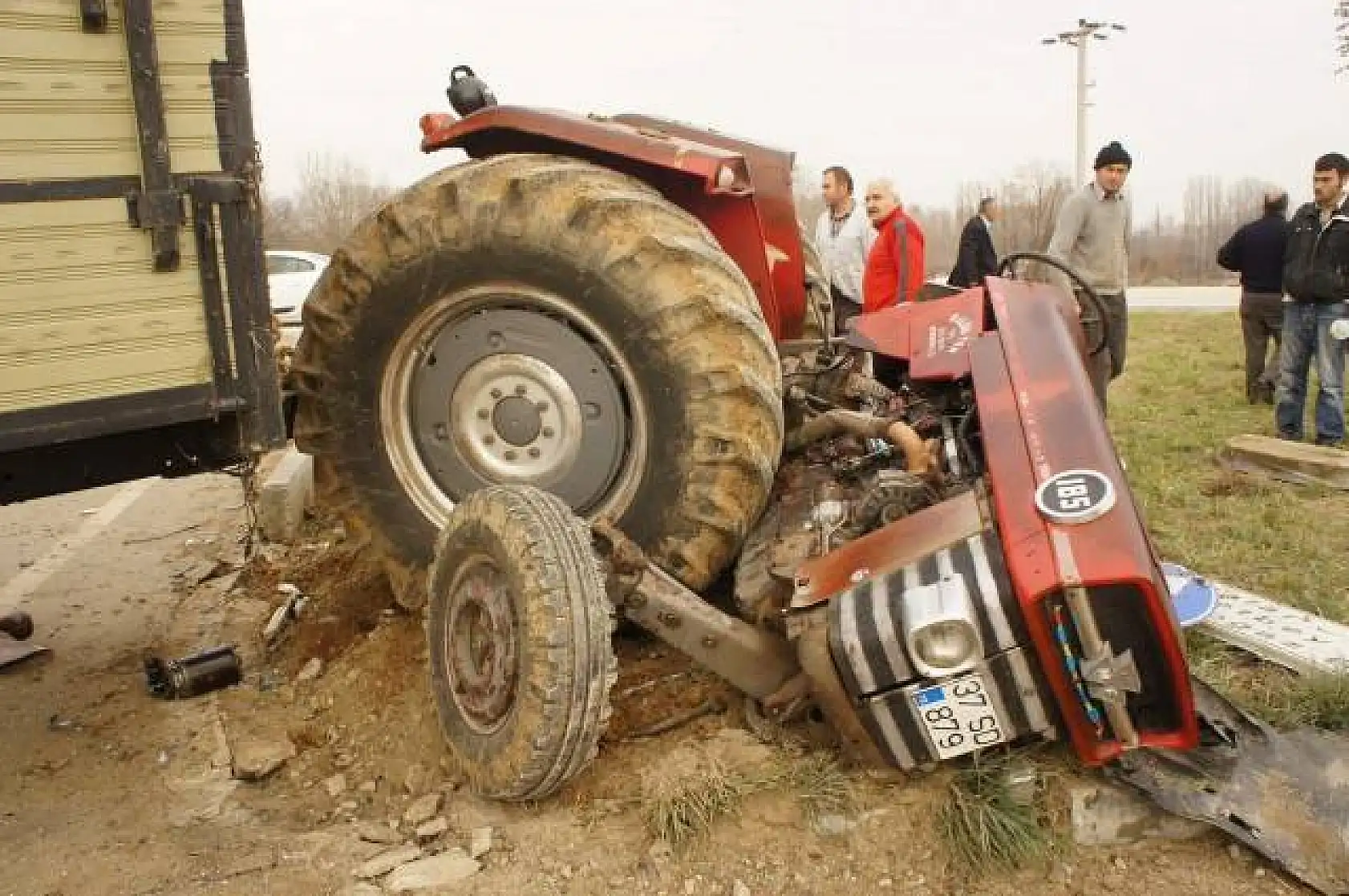 Otomobilin çarptığı traktör ikiye bölündü