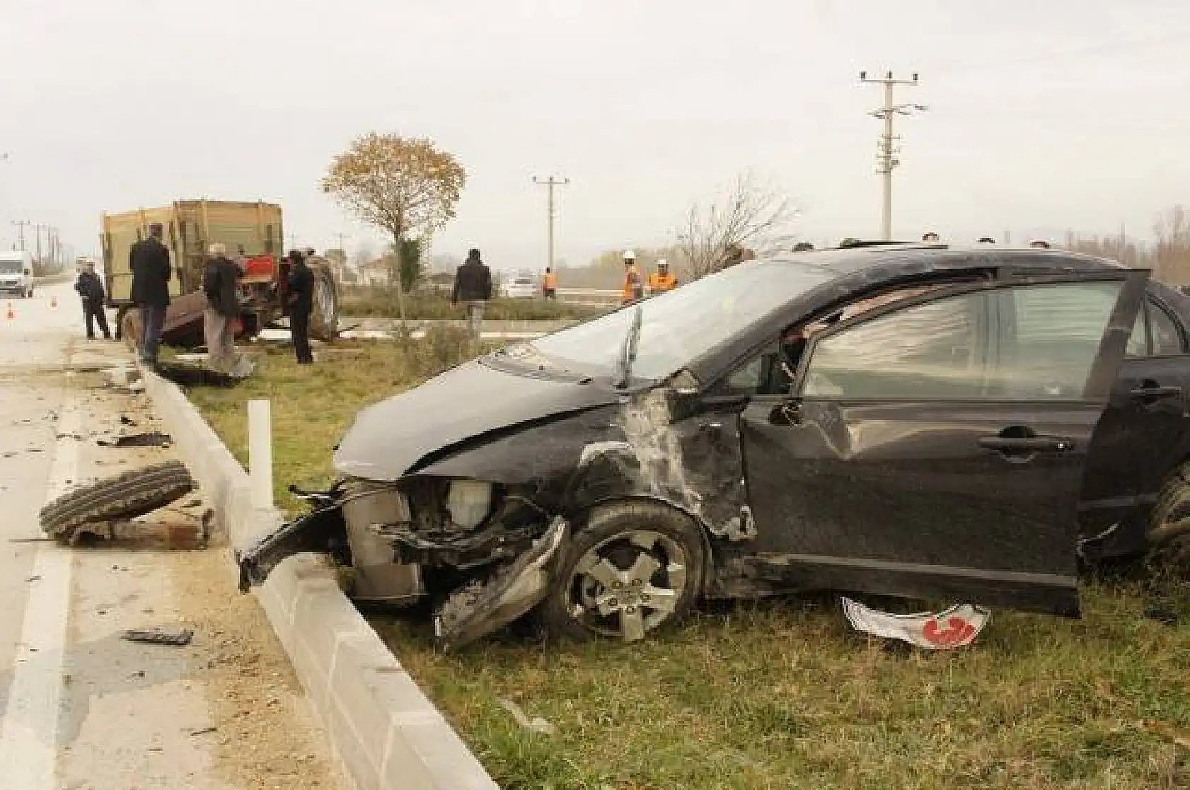 Otomobilin çarptığı traktör ikiye bölündü