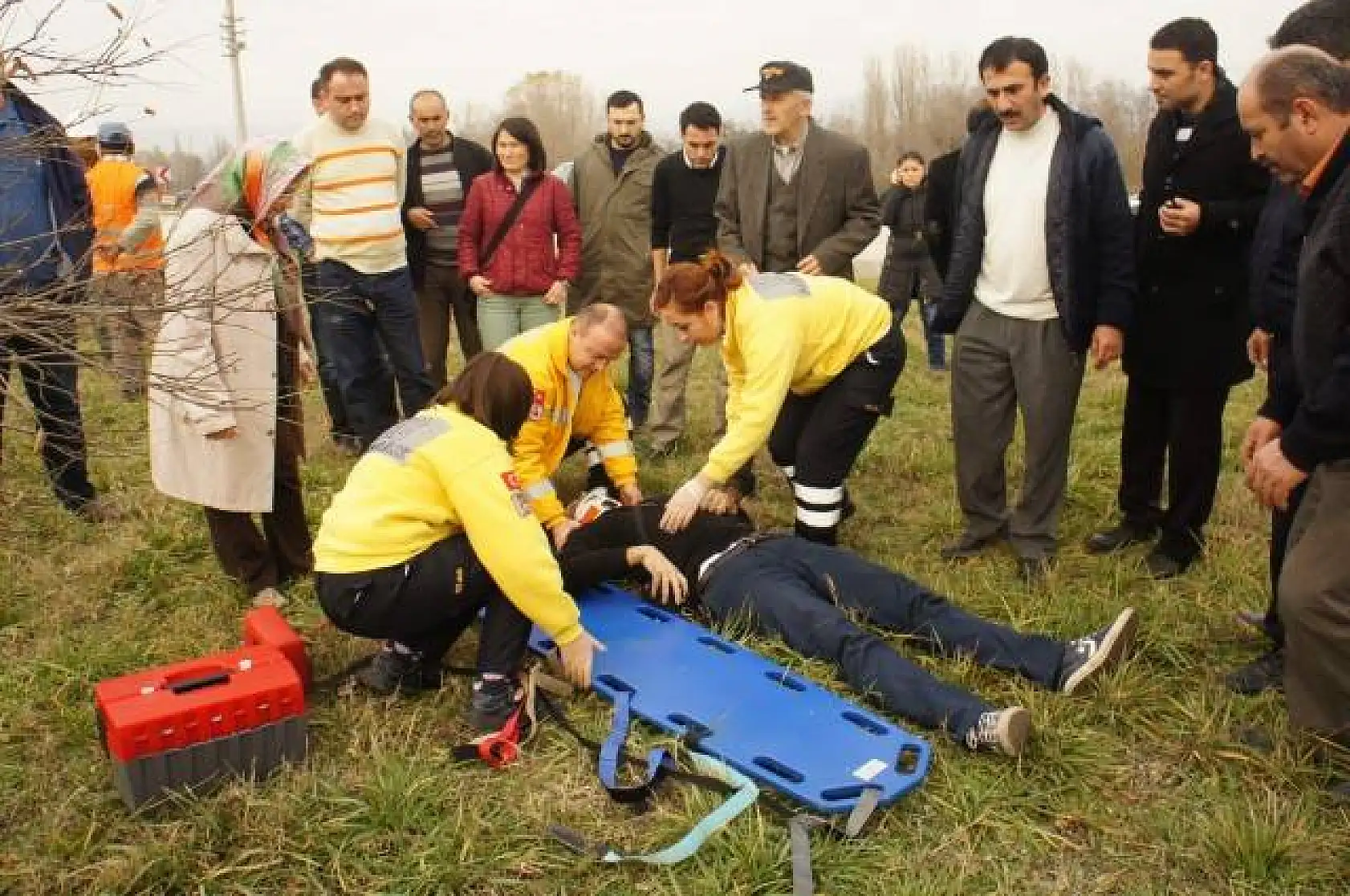 Otomobilin çarptığı traktör ikiye bölündü