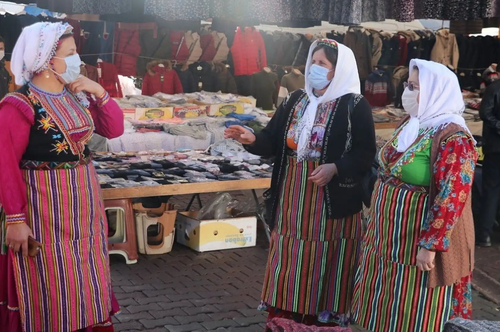 Yöresel giysideki başlıklar kadınların medeni durumuna göre değişiyor