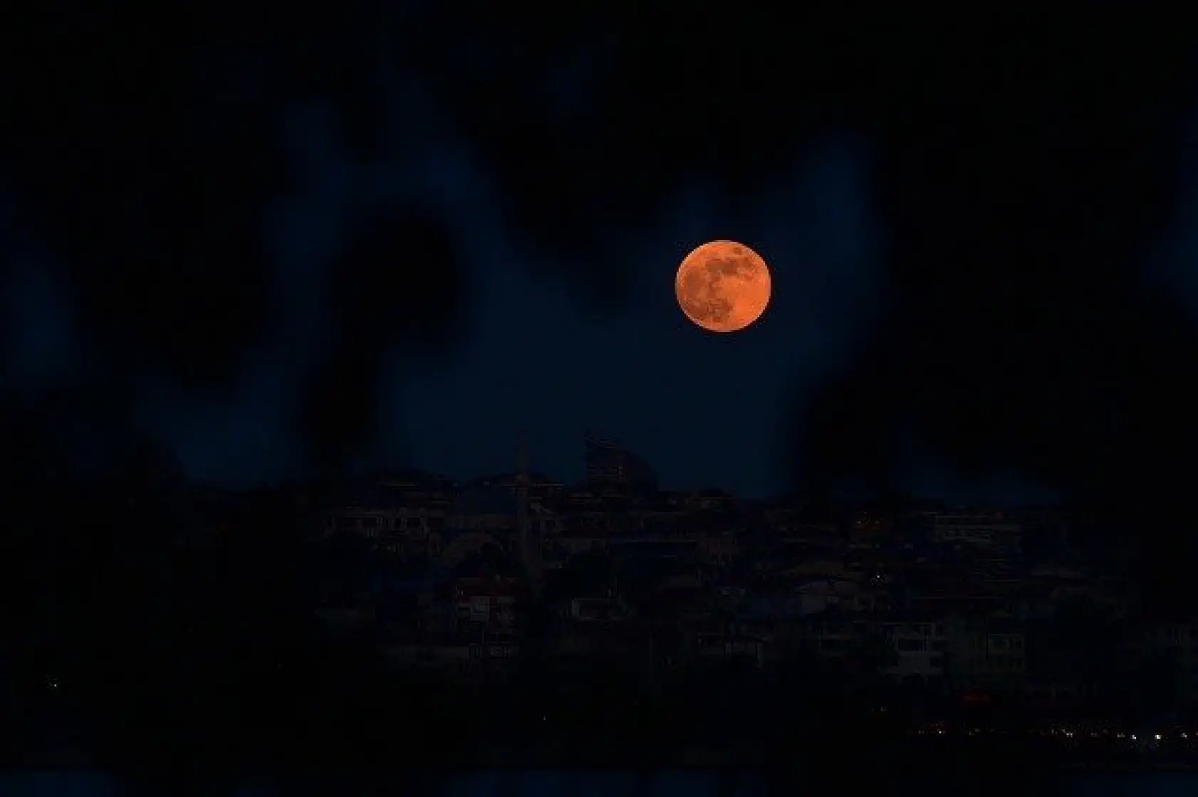 Ay tutulmasından kartpostallık kareler