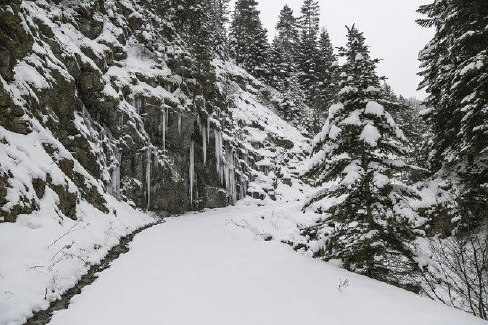 Yaralıgöz Dağı beyaz örtüsüyle görsel şölen sunuyor