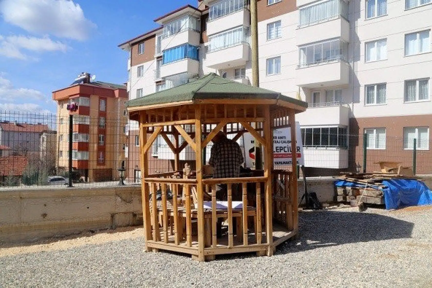 Mesleğini sokaktaki kameriyede sürdürüyor