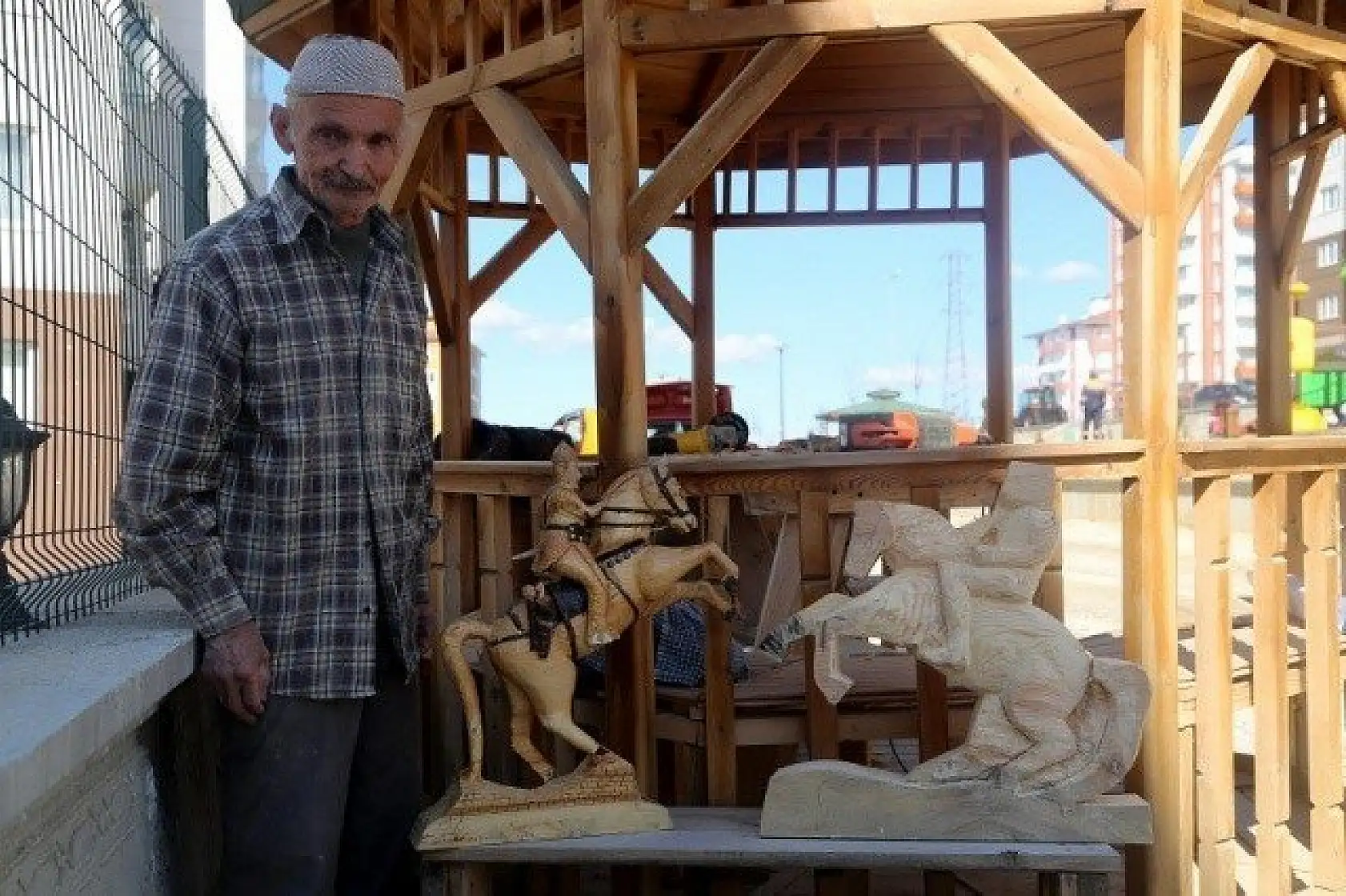 Mesleğini sokaktaki kameriyede sürdürüyor