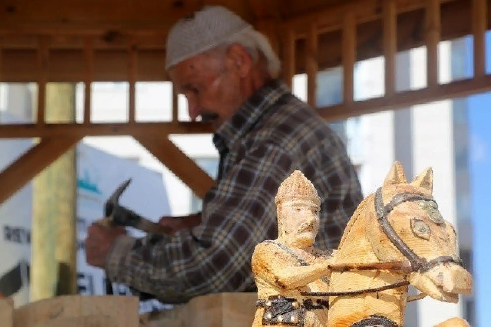 Mesleğini sokaktaki kameriyede sürdürüyor