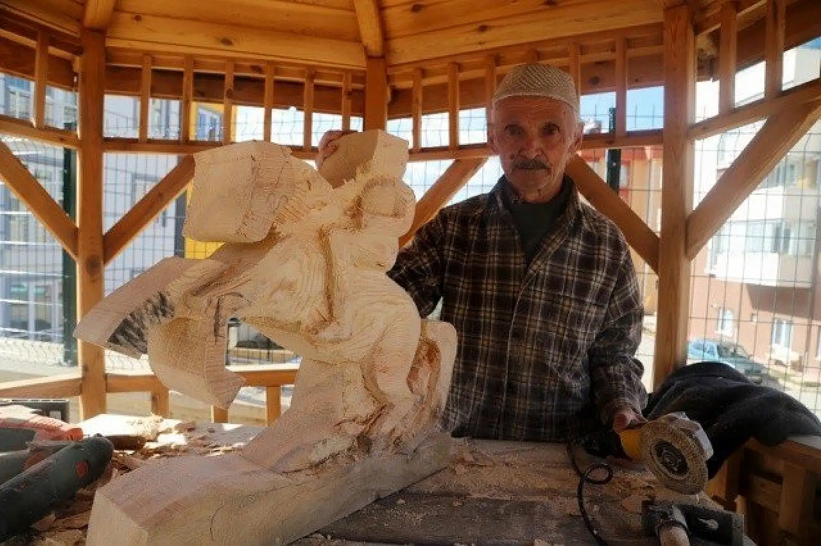 Mesleğini sokaktaki kameriyede sürdürüyor