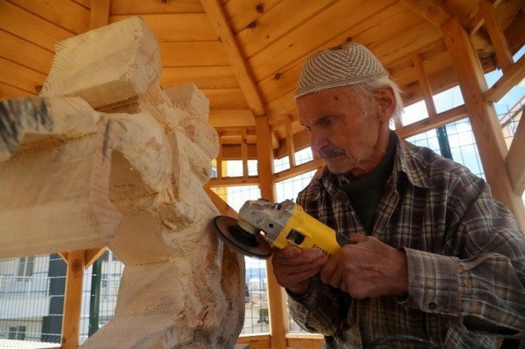 Mesleğini sokaktaki kameriyede sürdürüyor