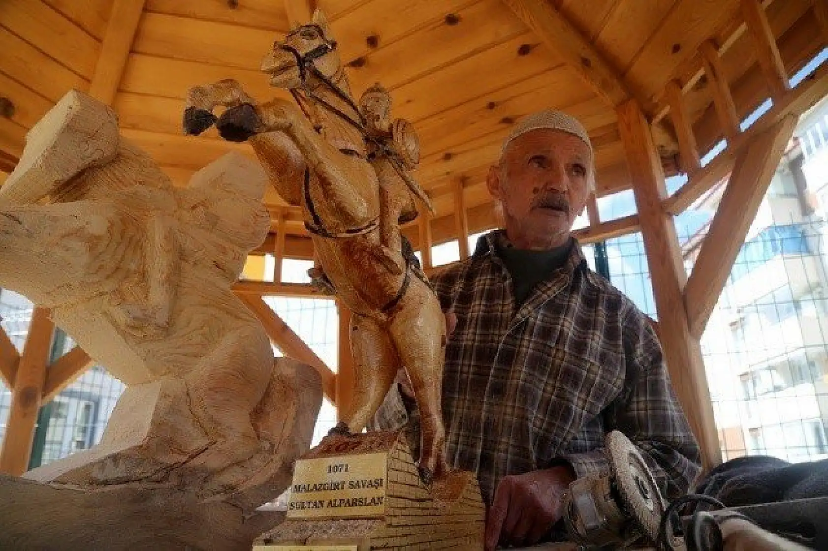 Mesleğini sokaktaki kameriyede sürdürüyor