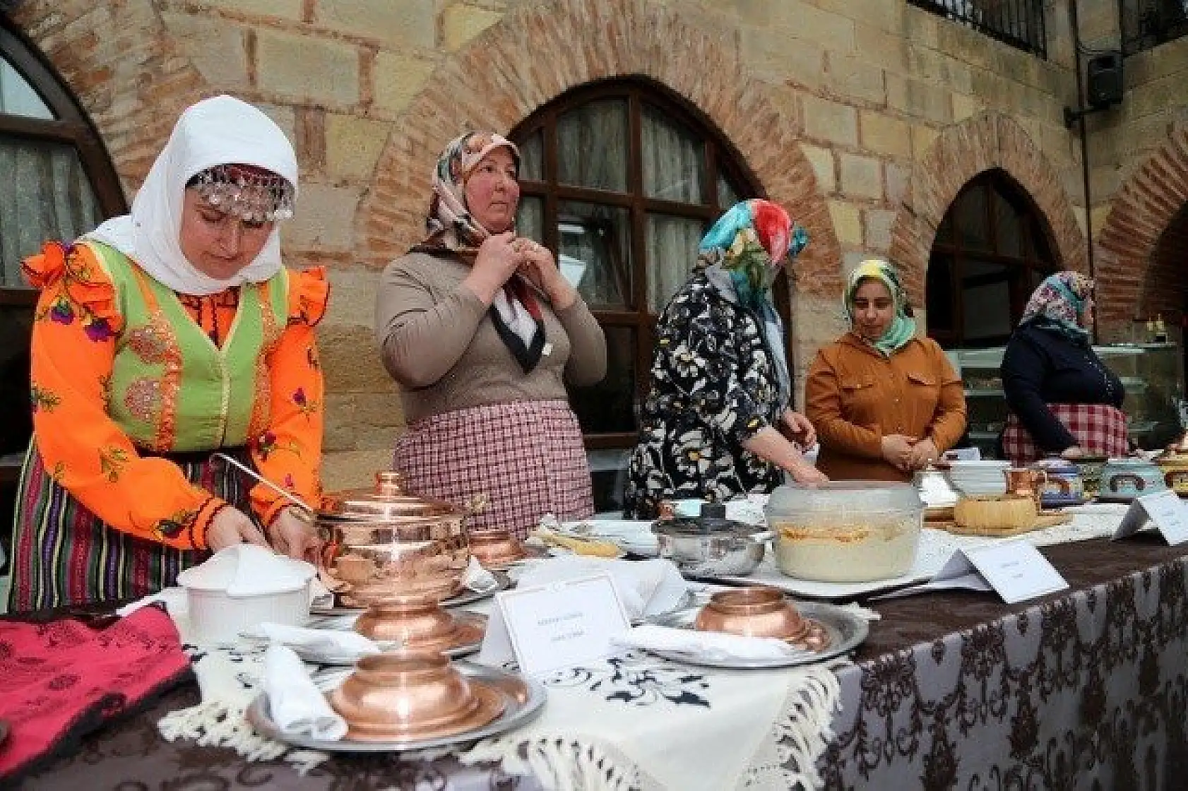 Yöresel lezzetler 600 yıllık handa yarıştırıldı