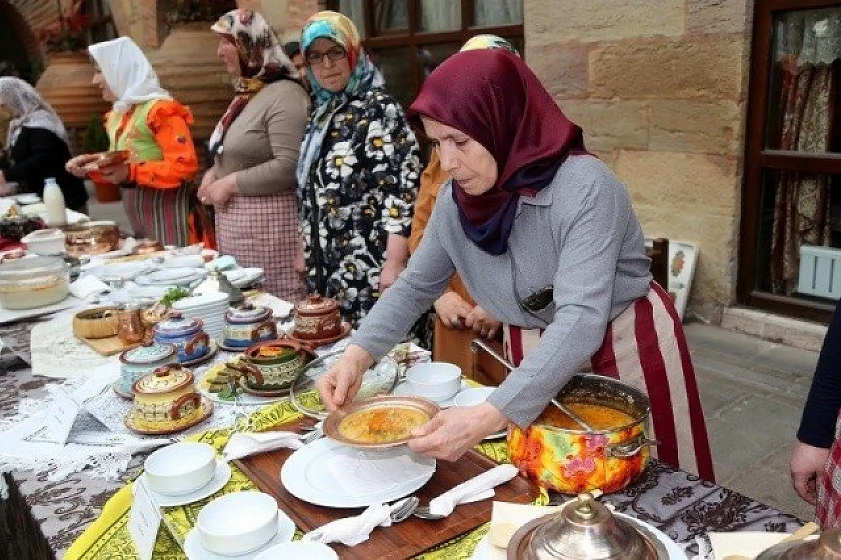 Yöresel lezzetler 600 yıllık handa yarıştırıldı