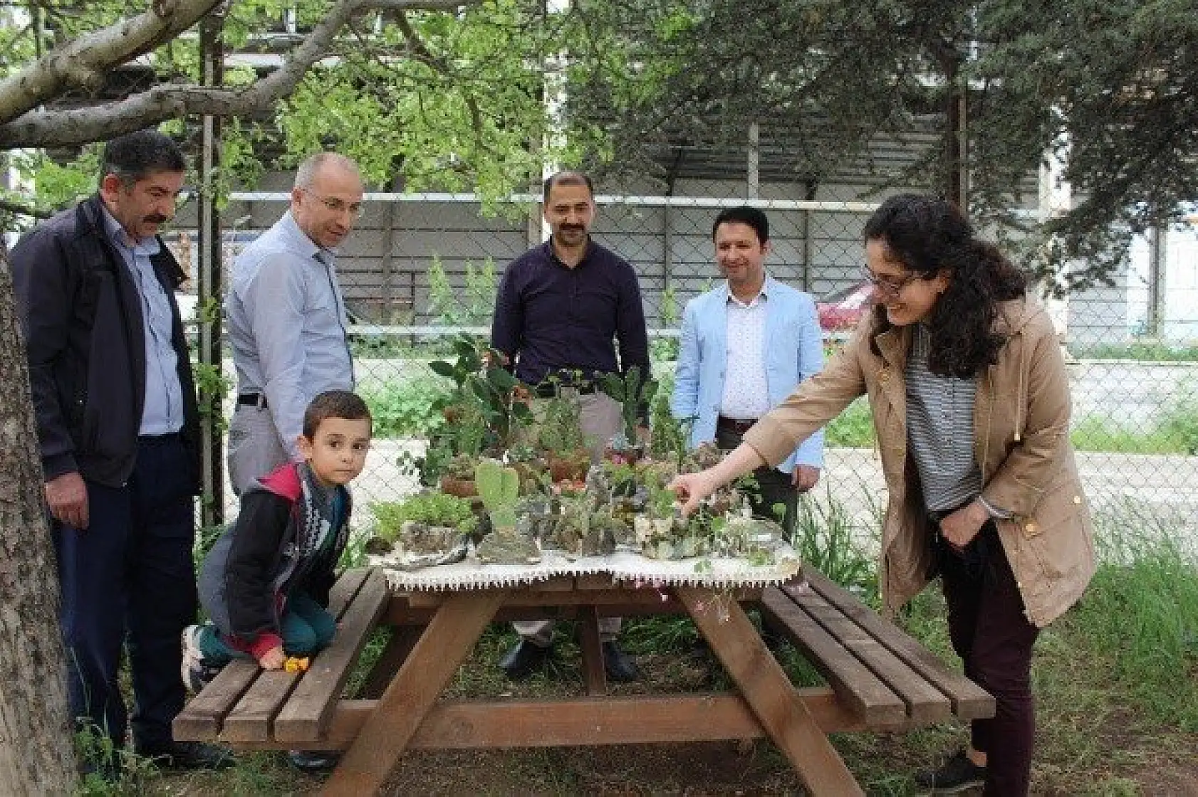 Ekmeğini doğadaki taşlardan çıkarıyor