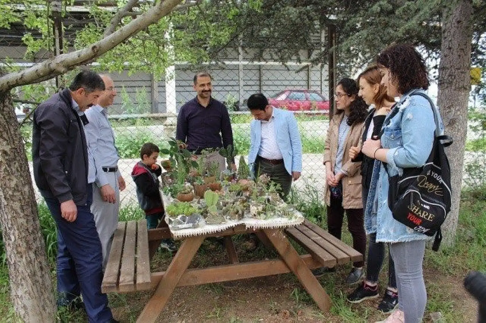 Ekmeğini doğadaki taşlardan çıkarıyor