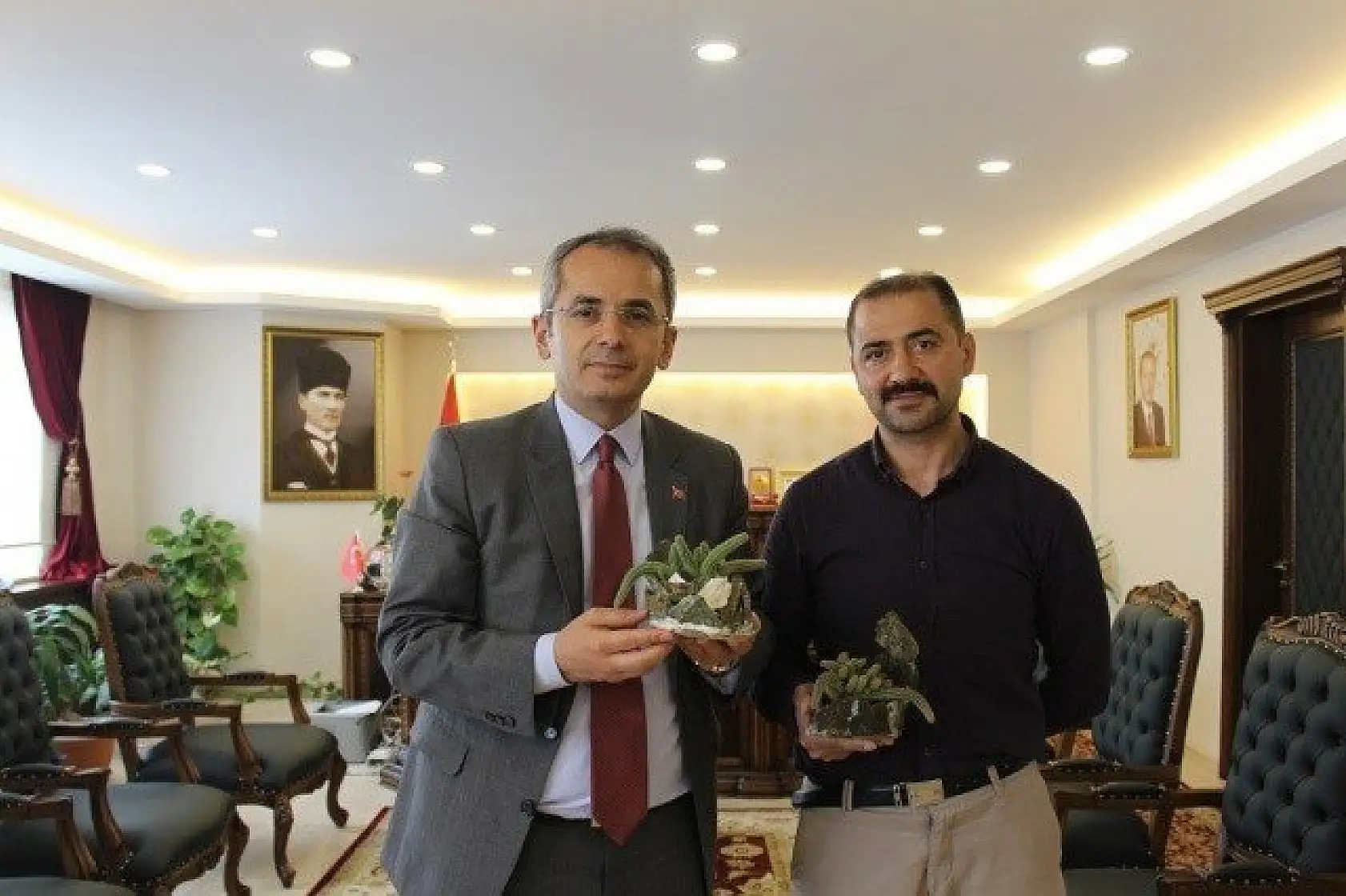 Ekmeğini doğadaki taşlardan çıkarıyor