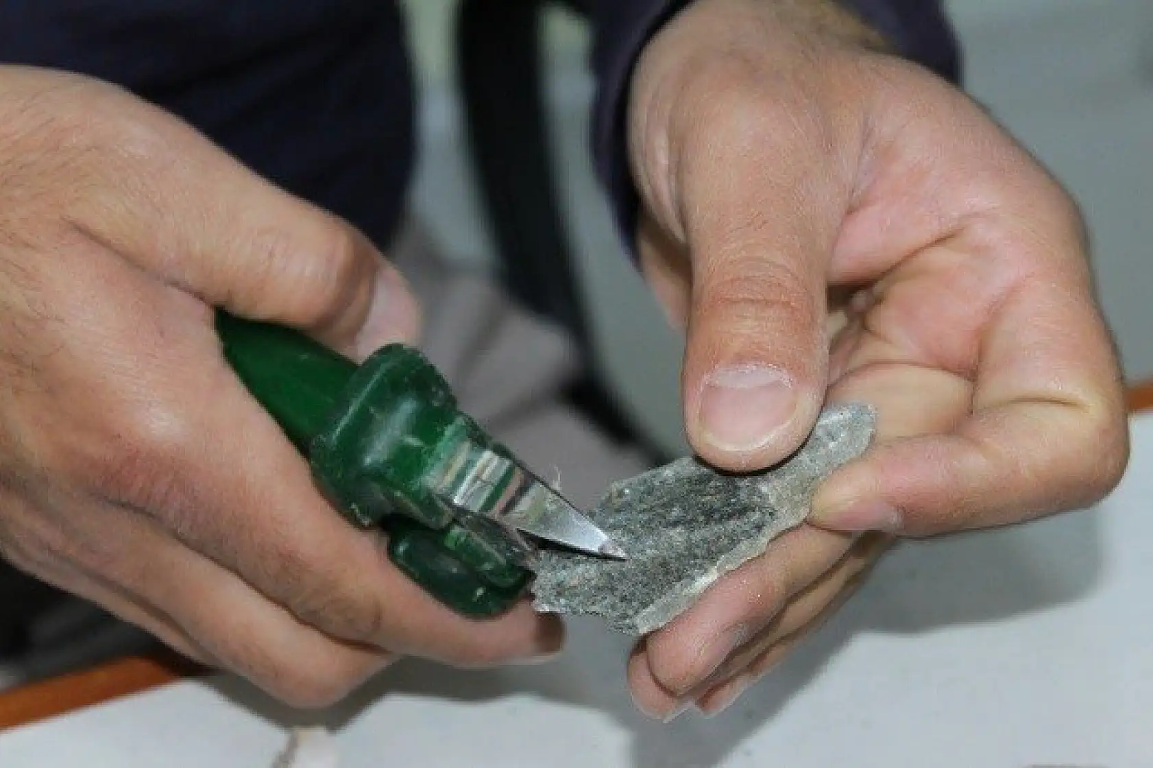 Ekmeğini doğadaki taşlardan çıkarıyor