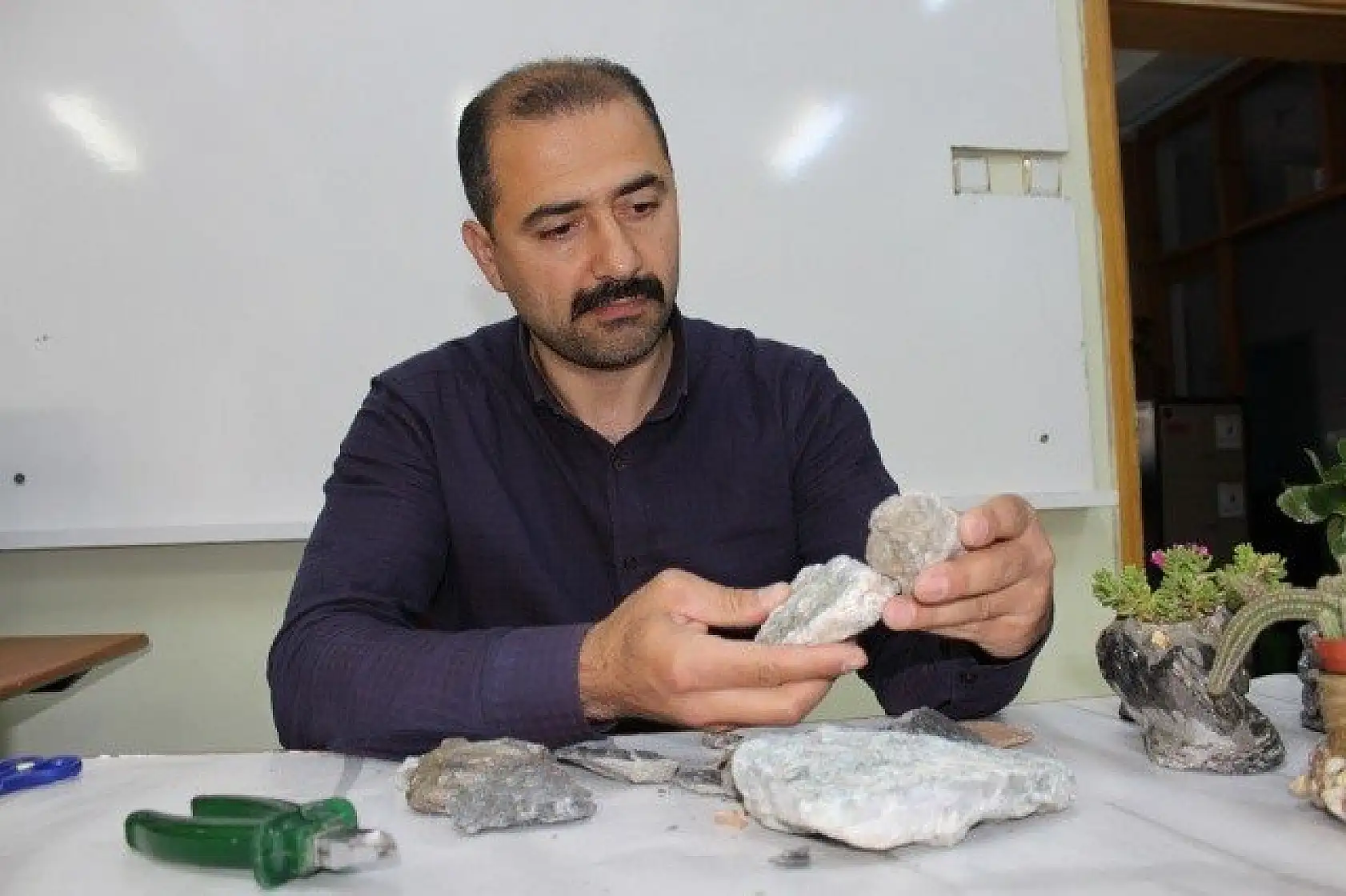 Ekmeğini doğadaki taşlardan çıkarıyor