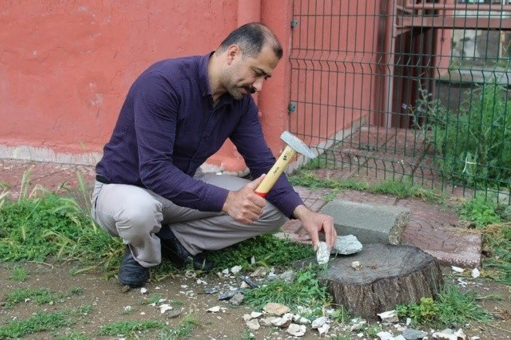 Ekmeğini doğadaki taşlardan çıkarıyor