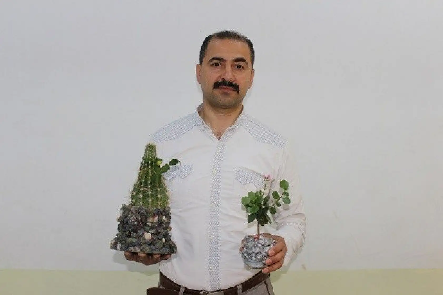 Ekmeğini doğadaki taşlardan çıkarıyor