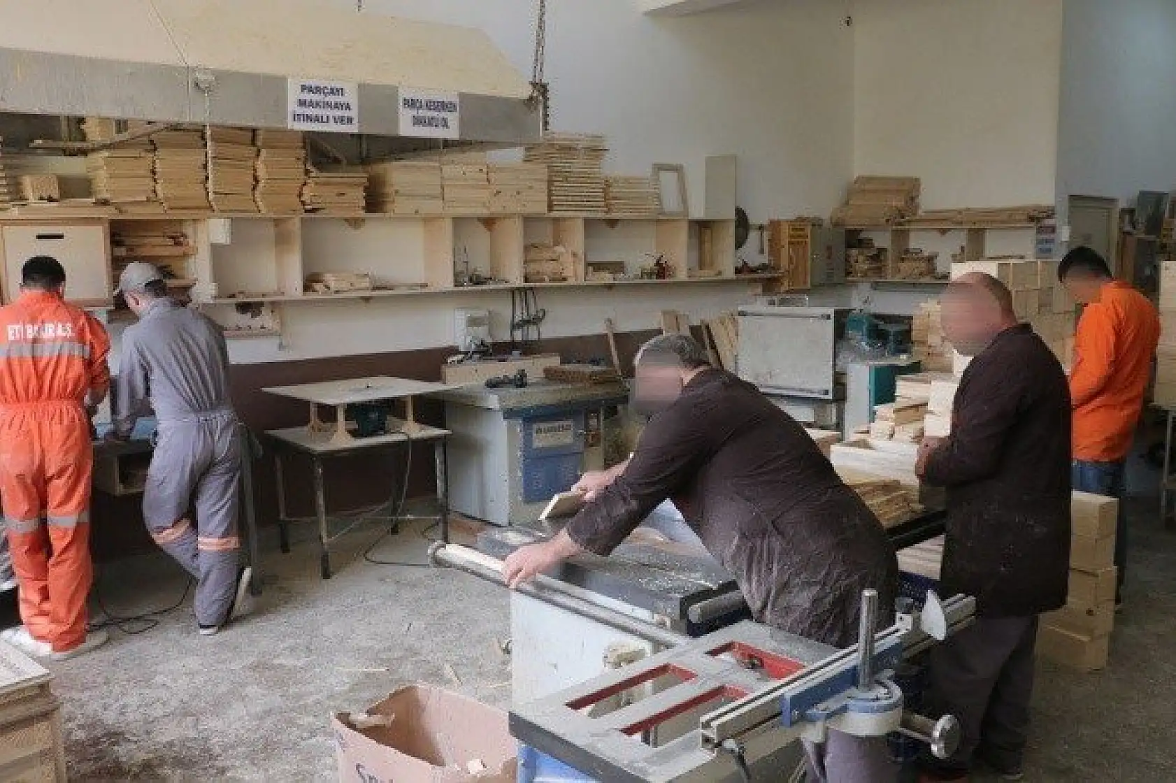 Cezaevini adeta &quotfabrika&quotya çevirdiler