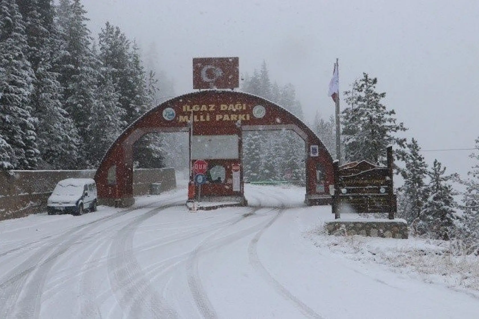 Ilgaz'a mevsimin ilk karı yağdı