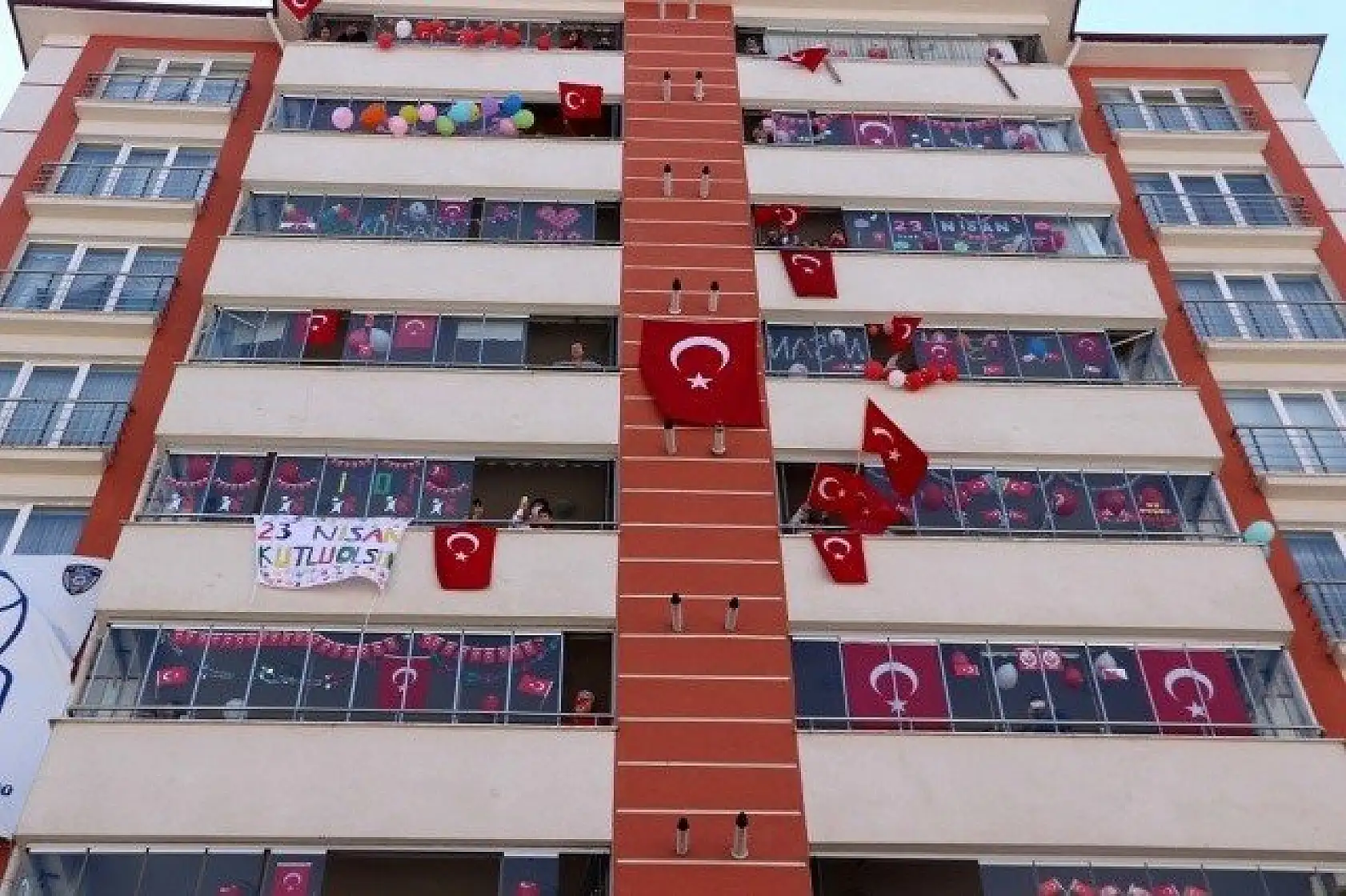 Çocukların &quot23 Nisan&quot bayramı sürprizlerle kutlandı