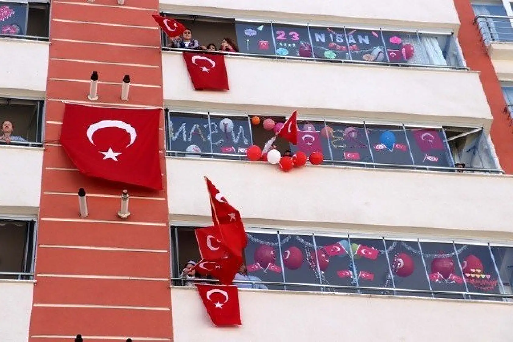 Çocukların &quot23 Nisan&quot bayramı sürprizlerle kutlandı