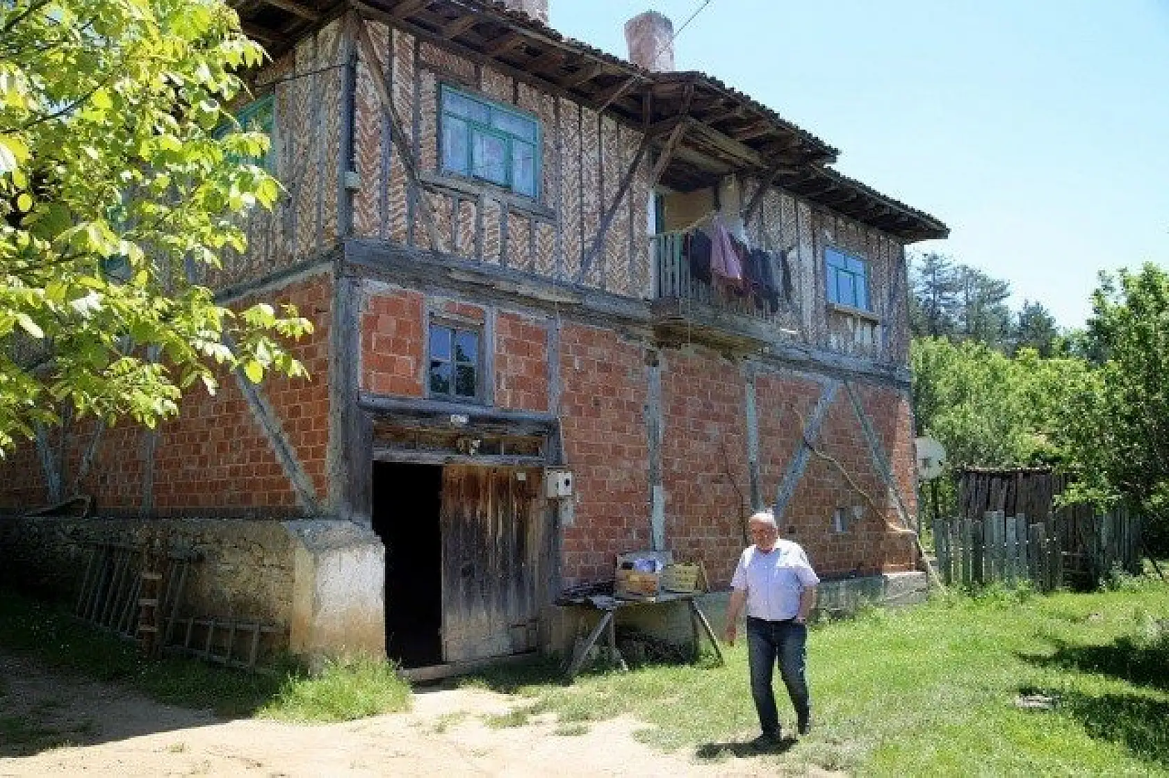 &quotKüçük sevimli misafirleri" evinin penceresinde ağırlıyor
