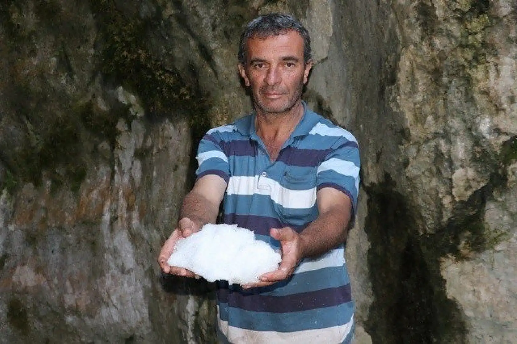 Karı ağustos sıcağında bile erimeyen mağara ilgi çekiyor