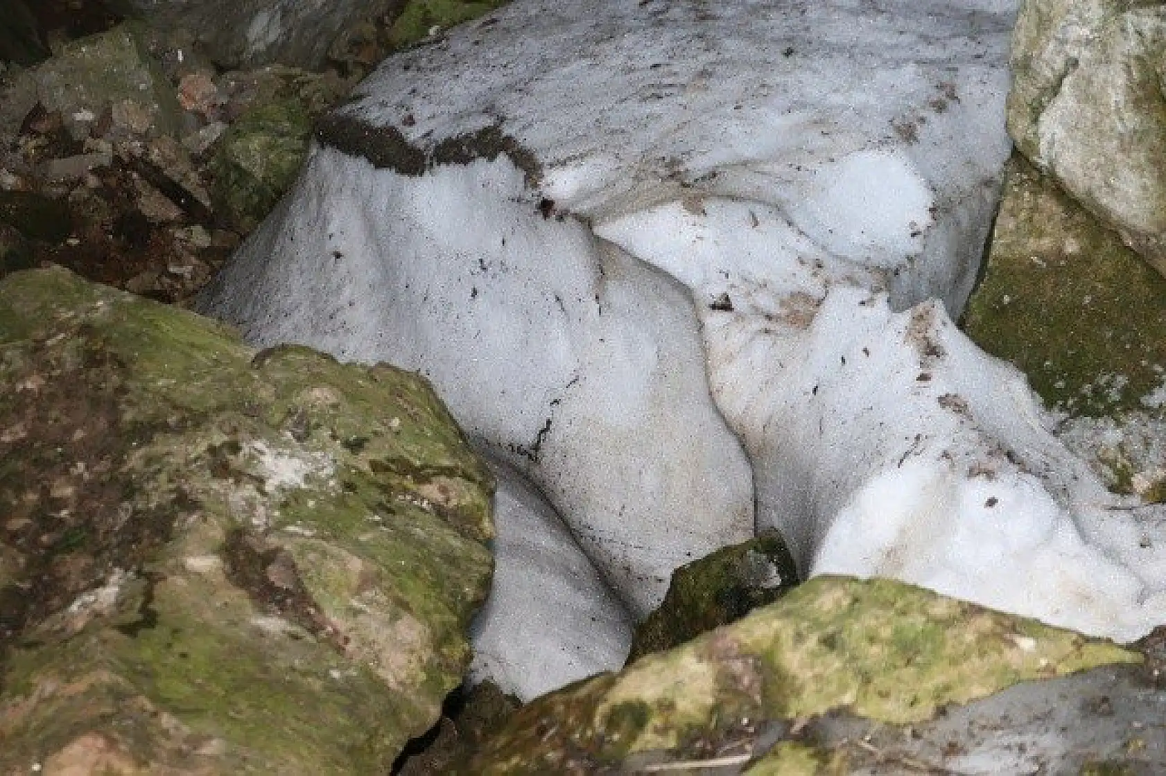 Karı ağustos sıcağında bile erimeyen mağara ilgi çekiyor