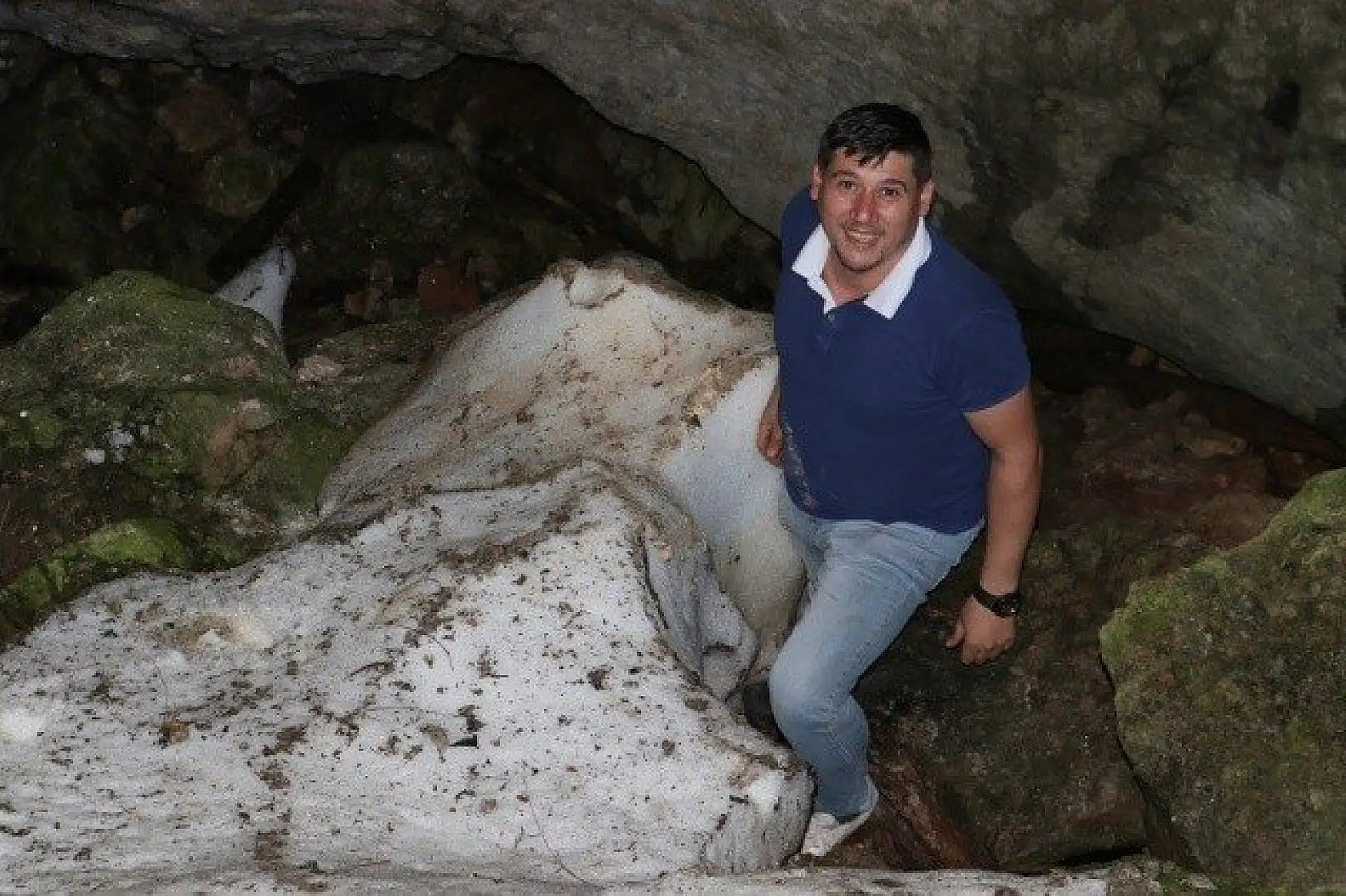 Karı ağustos sıcağında bile erimeyen mağara ilgi çekiyor