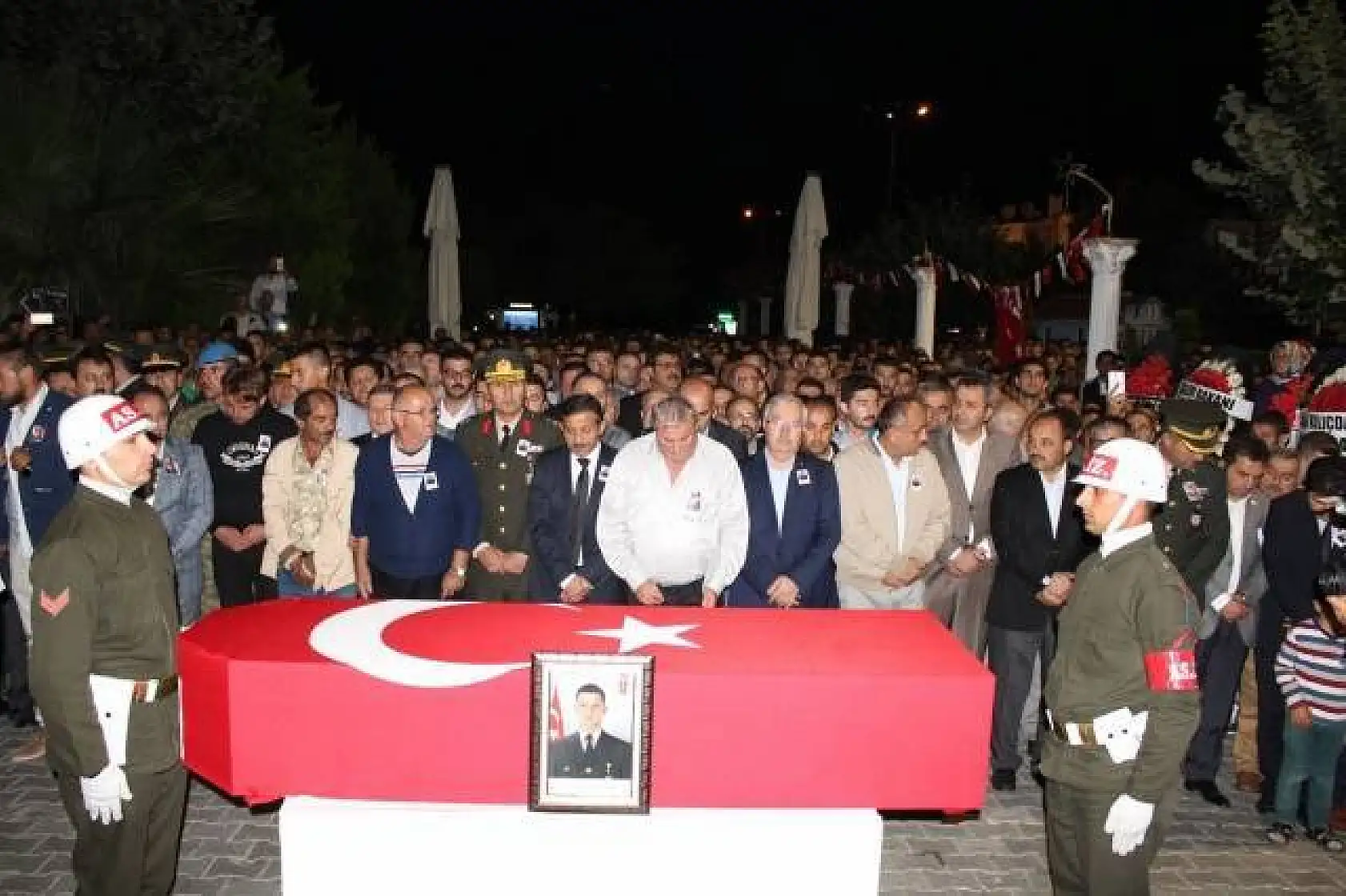 Şehit Ömer Şenel'i binlerce kişi uğurladı