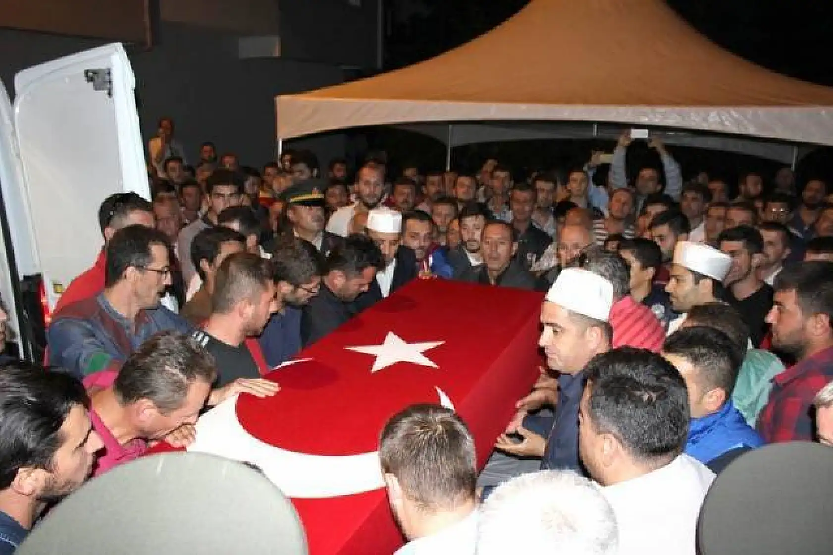 Şehit Ömer Şenel'i binlerce kişi uğurladı