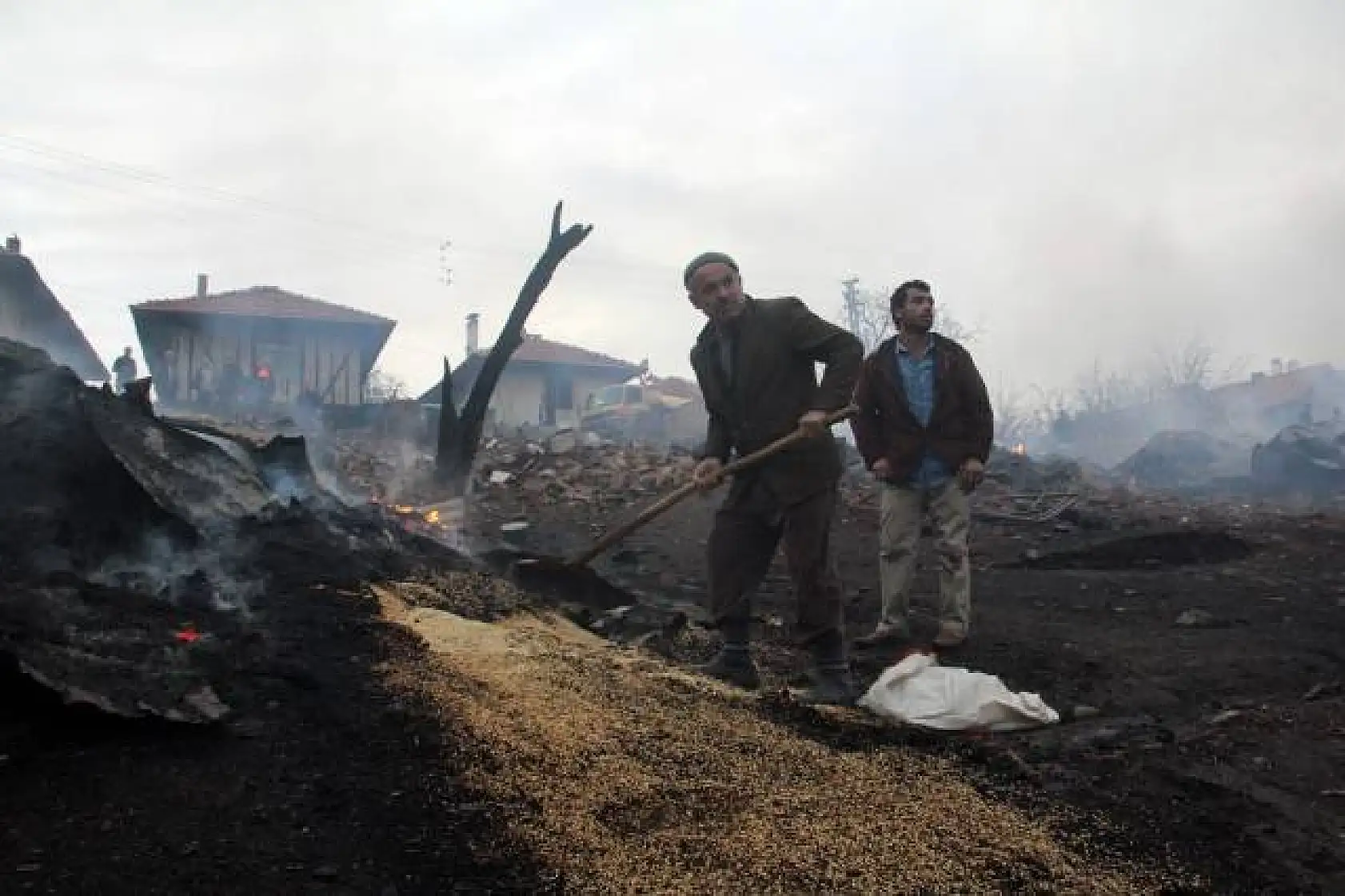 Çorum'da yangın: 29 ev kül oldu