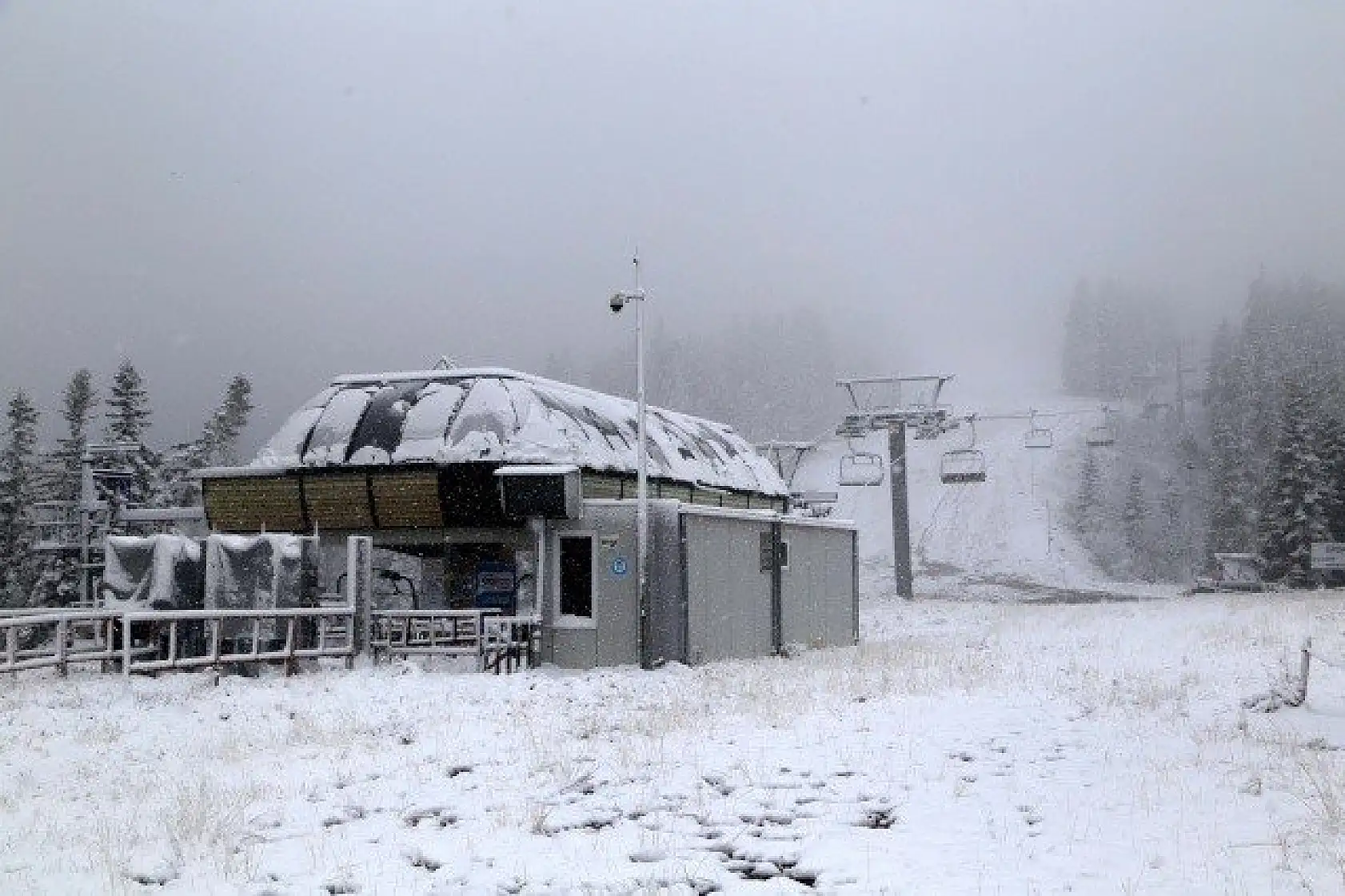 Ilgaz'a mevsimin ilk karı yağdı